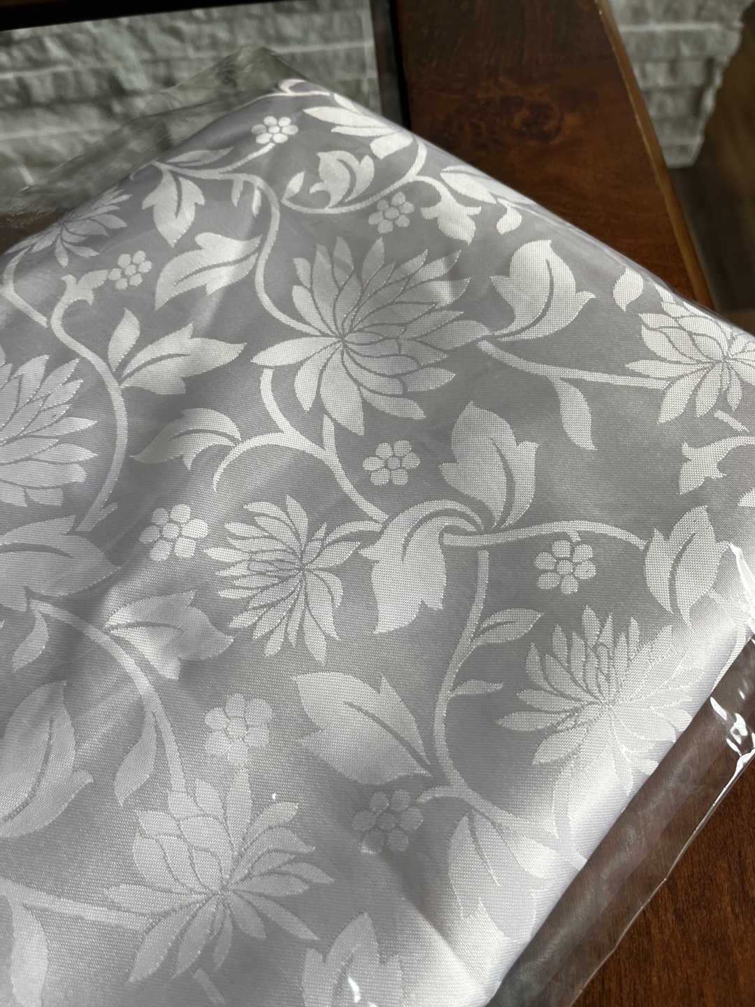 White Floral Patterned Tablecloth - photo 2