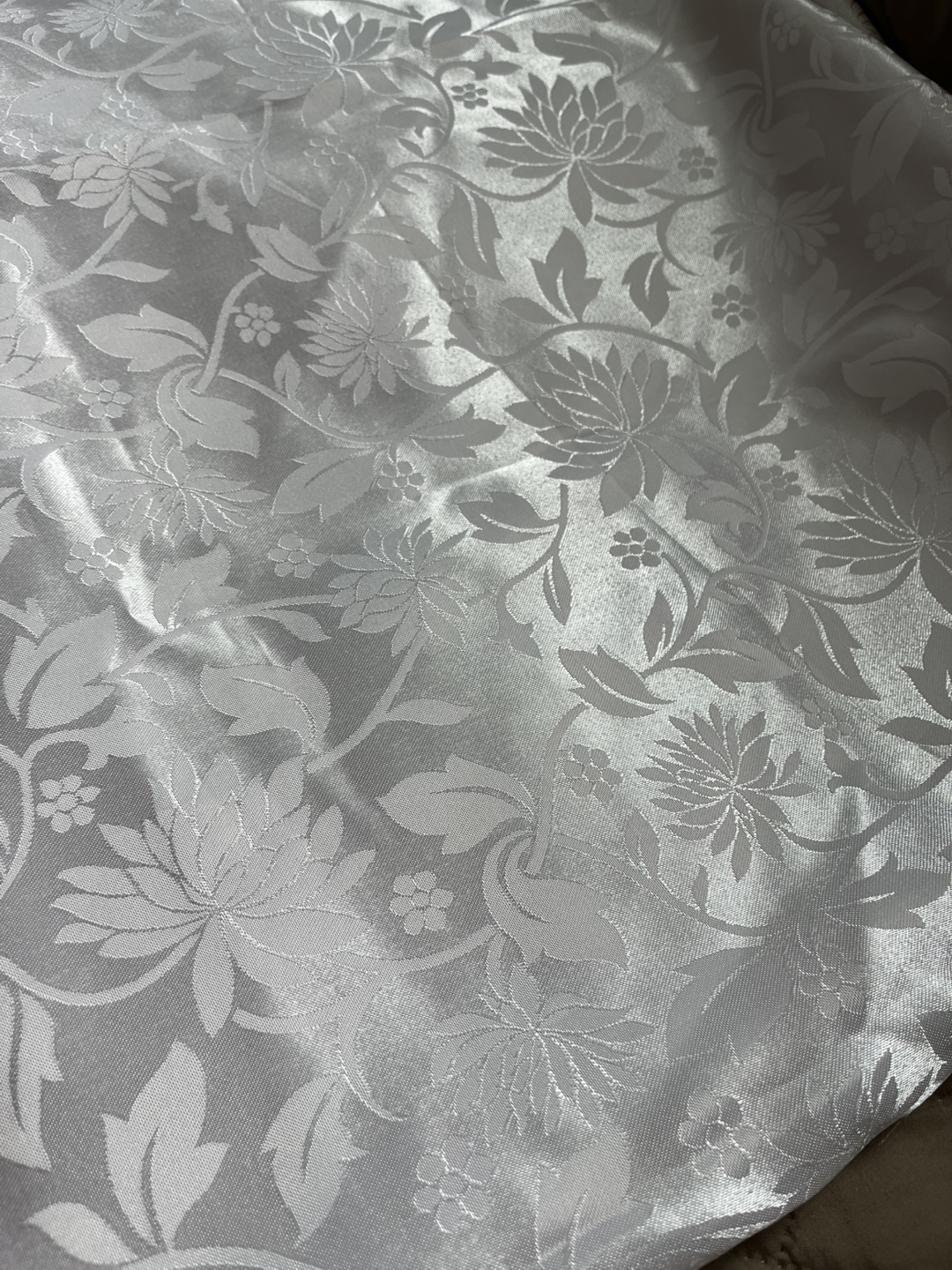 White Floral Patterned Tablecloth - photo 5