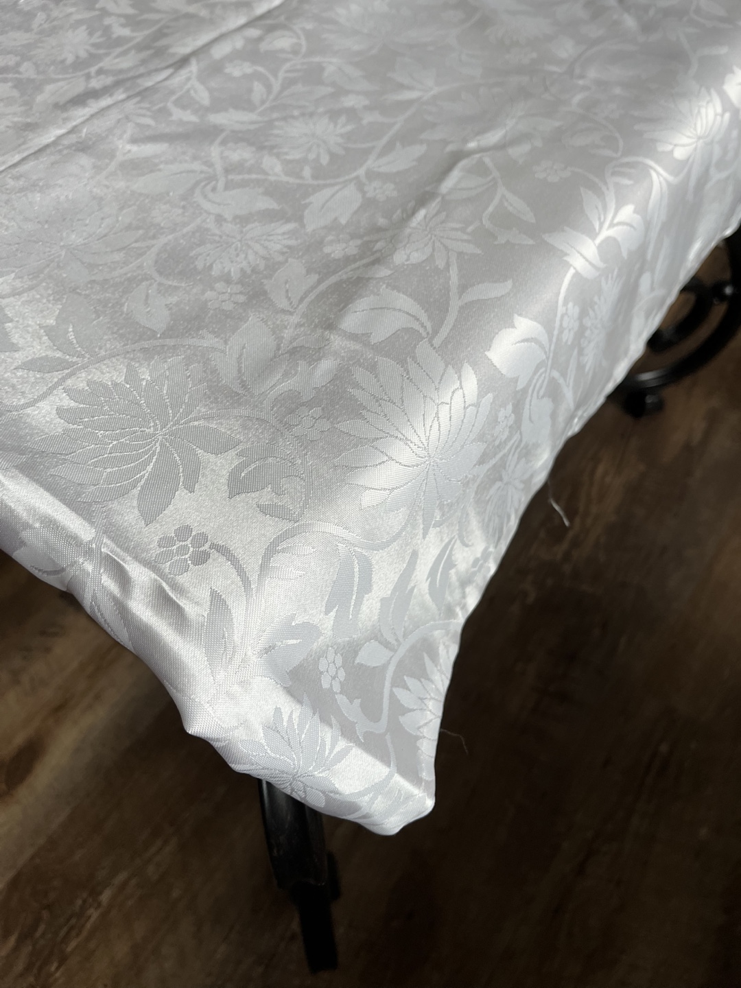 White Floral Patterned Tablecloth - photo 3