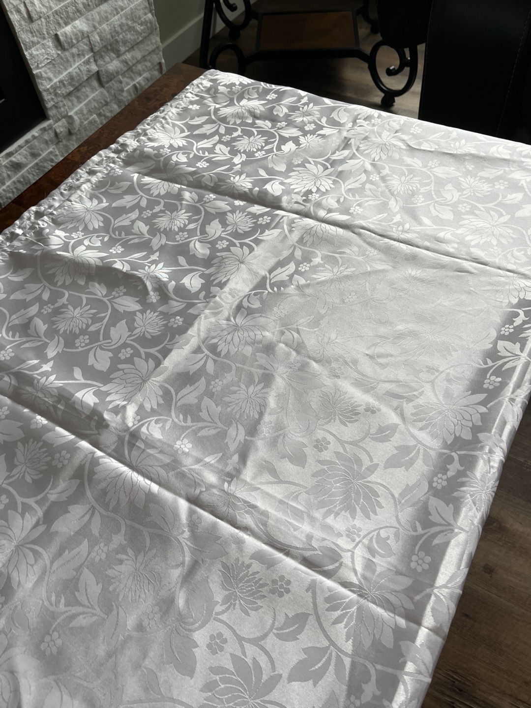 White Floral Patterned Tablecloth - photo 4
