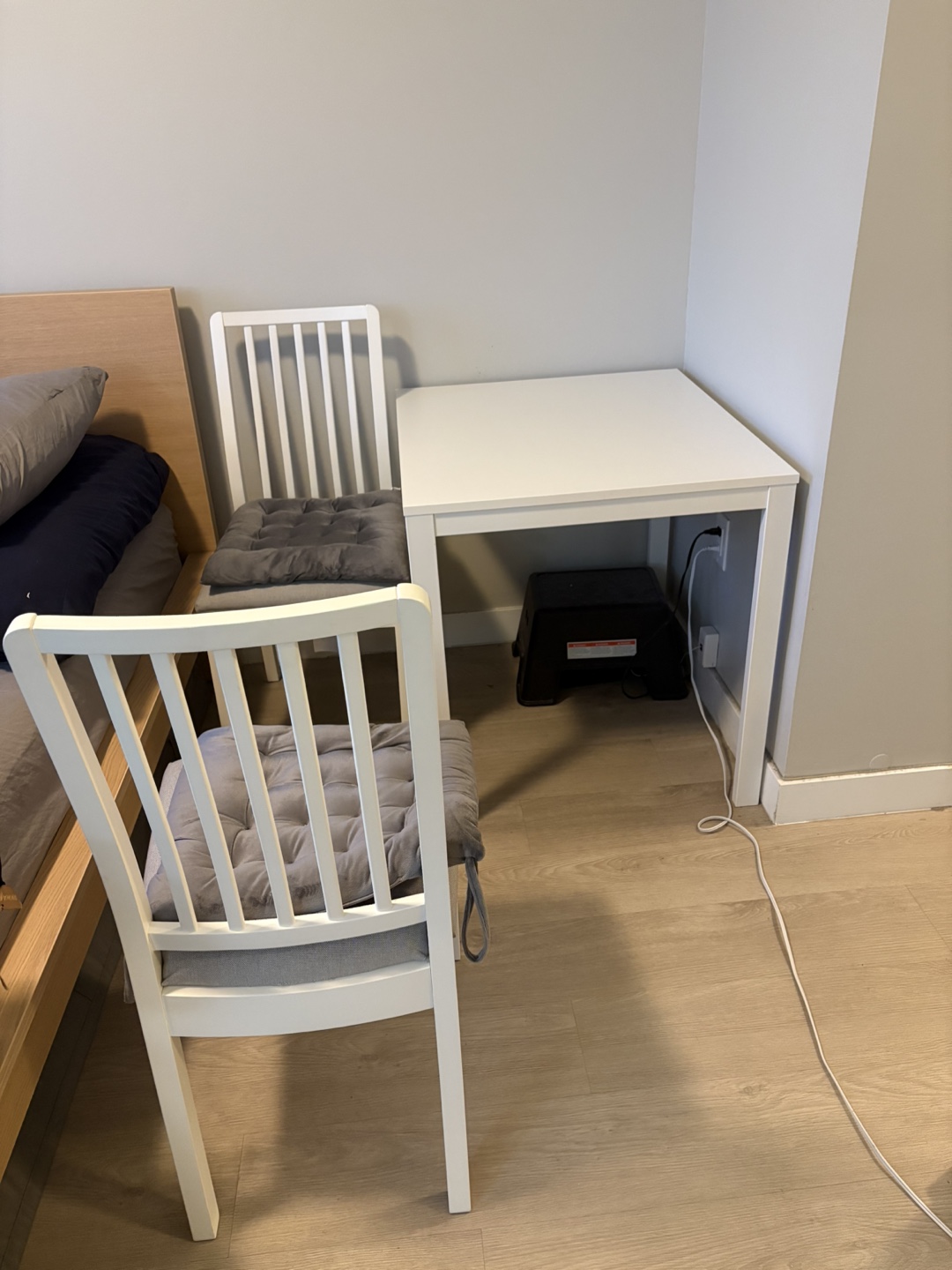 Ikea extendable dining table with 2 chairs