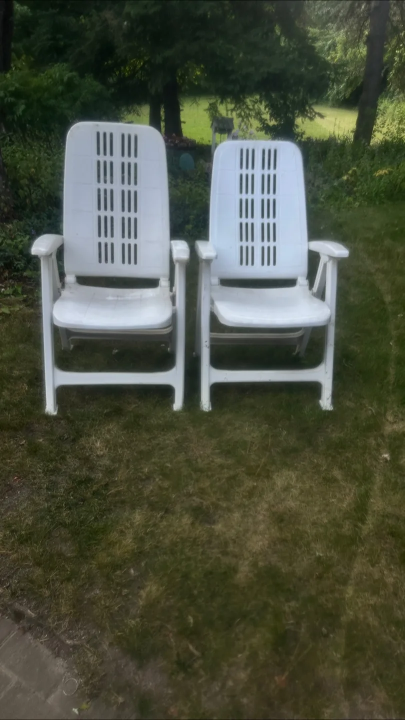 Set of 2 White Plastic Outdoor Chairs thumbnail