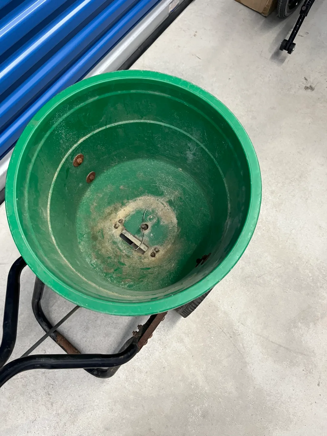 Mastercraft 🇨🇦Green Broadcast Spreader image indicator(2)