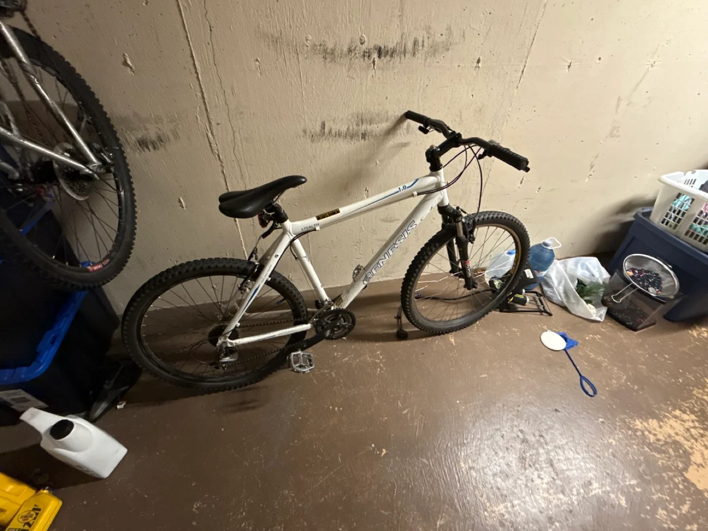 Genesis V2100 26" Mountain Bike - White thumbnail
