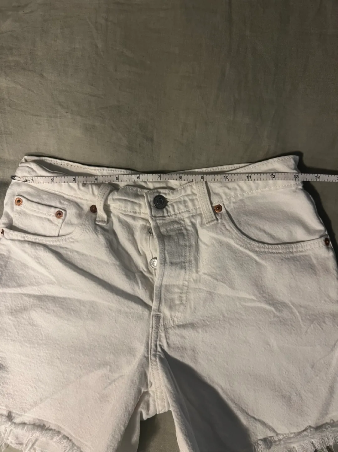 Levi’s White Jean Shorts - size 25 image indicator(2)