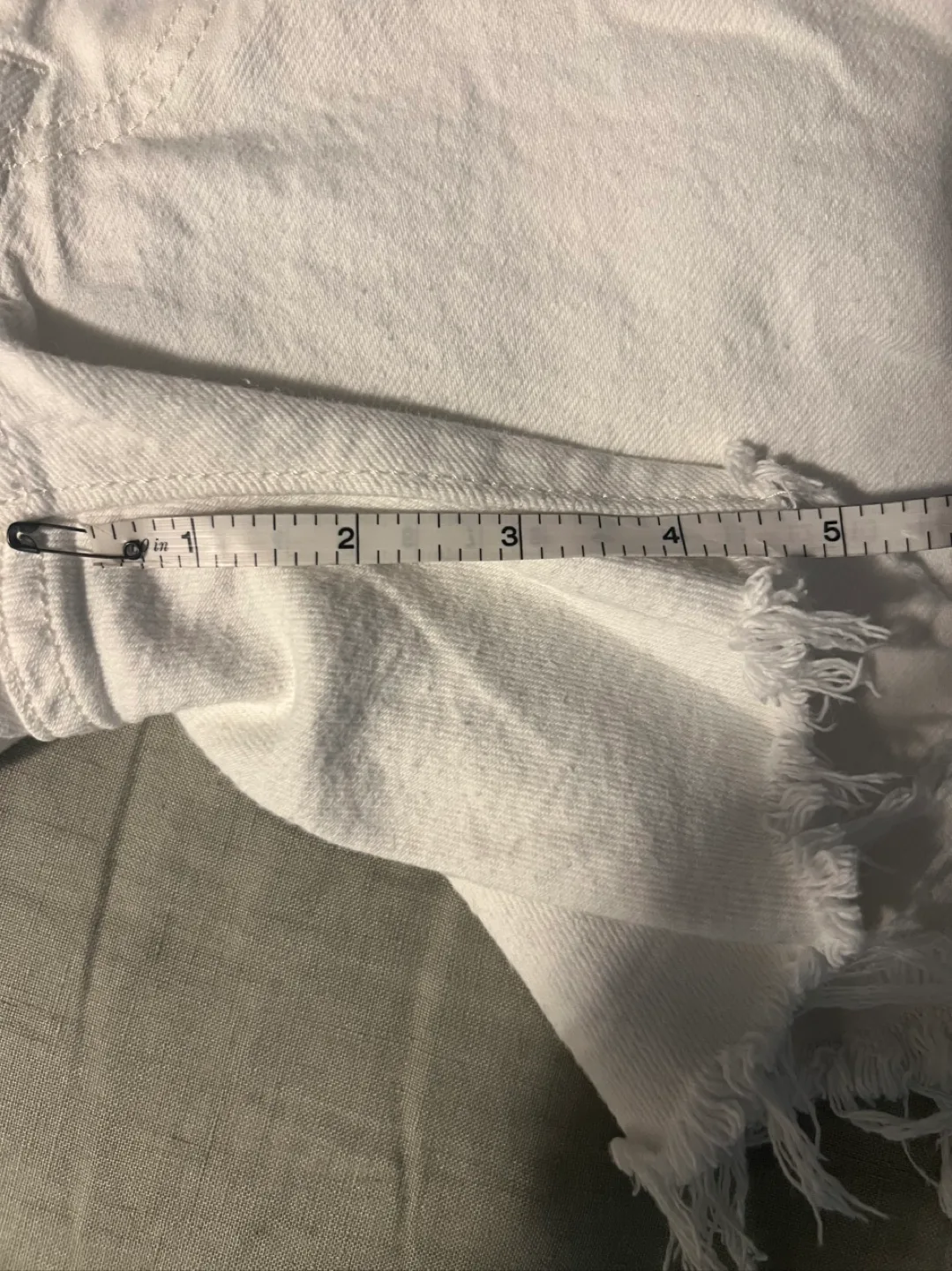 Levi’s White Jean Shorts - size 25 image indicator(3)