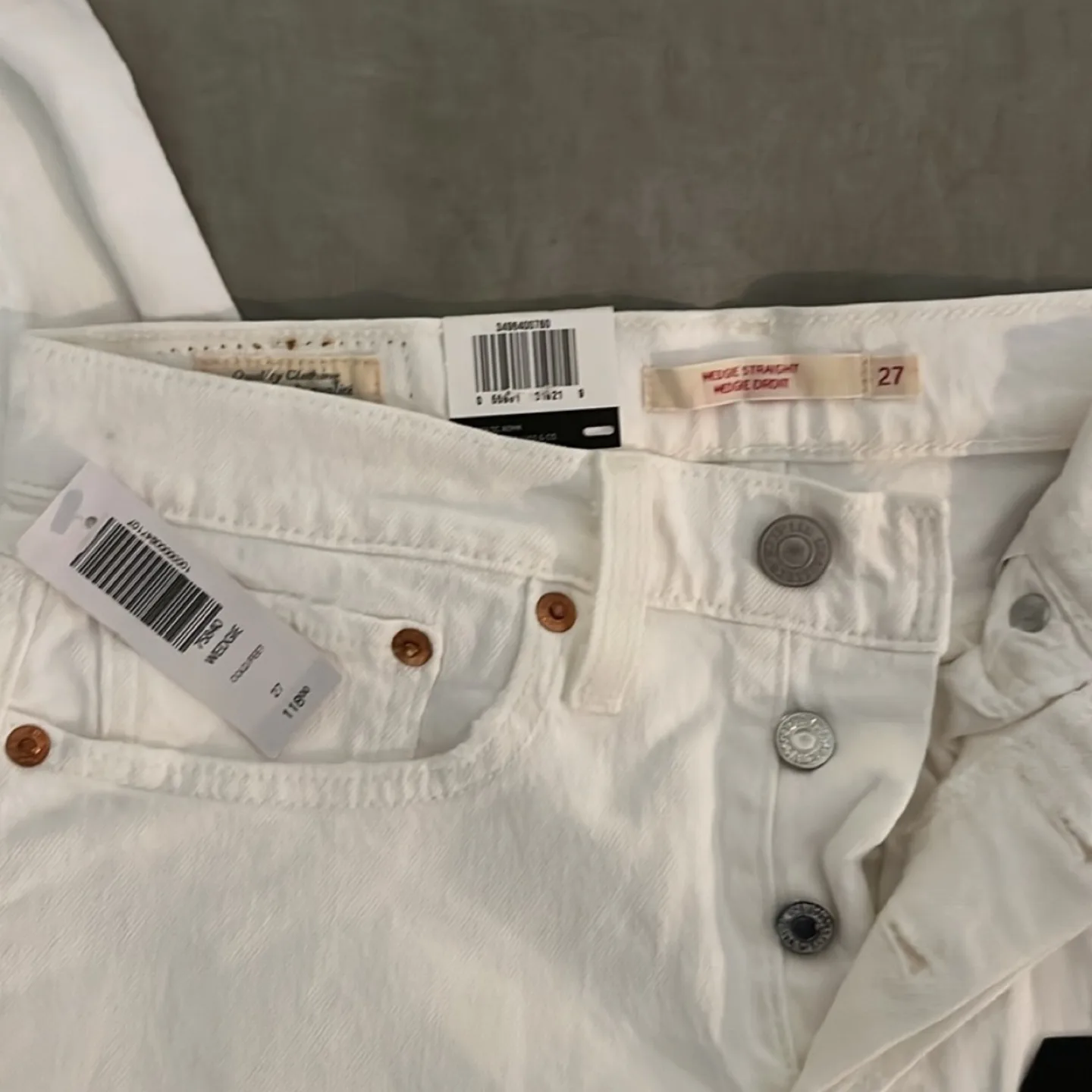 NWT Levi wedgie straight jeans - size 27 image indicator(6)