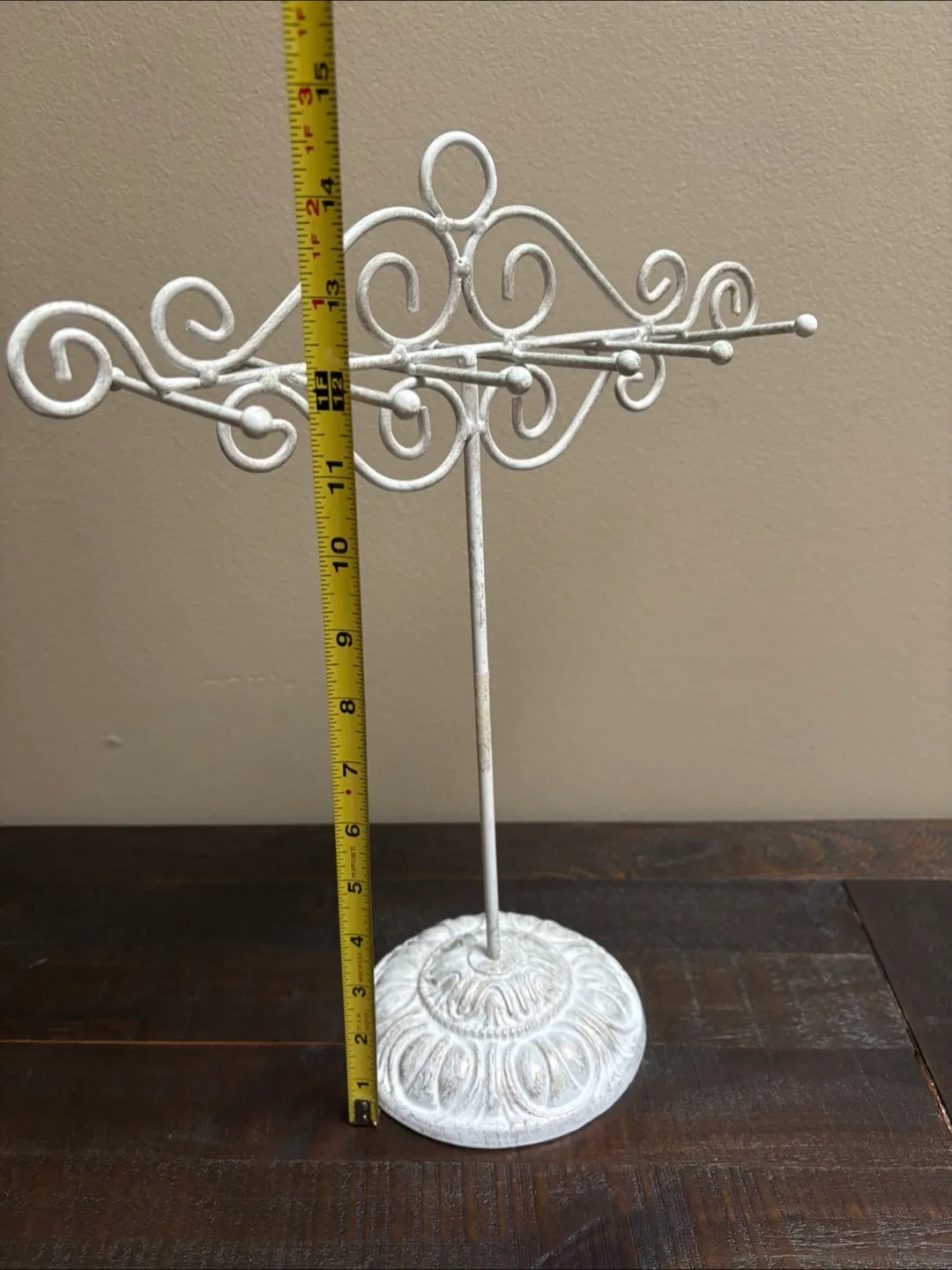 White Metal Jewelry Stand image indicator(2)