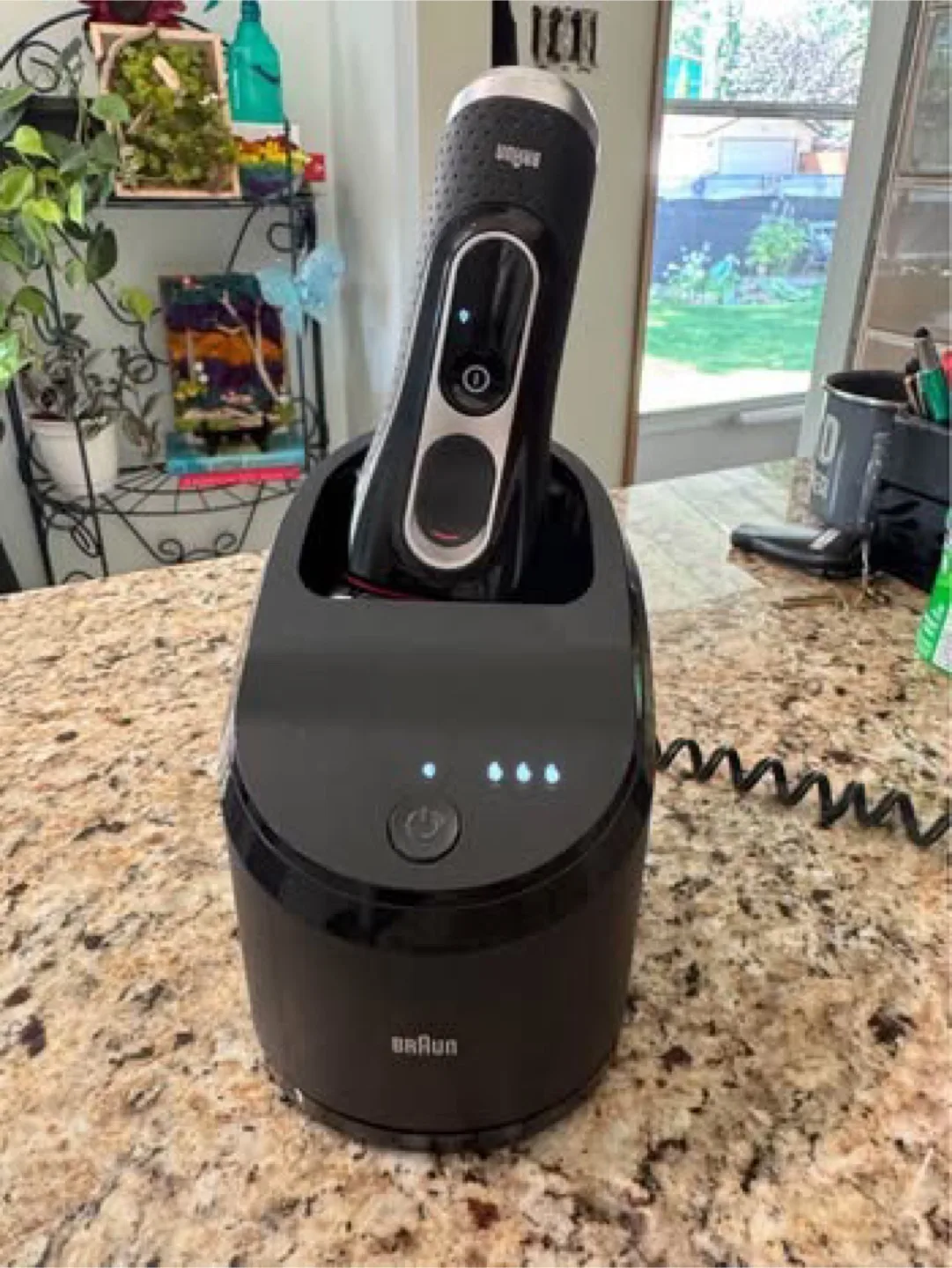Braun series 5 Electric Razor with Charging Station thumbnail