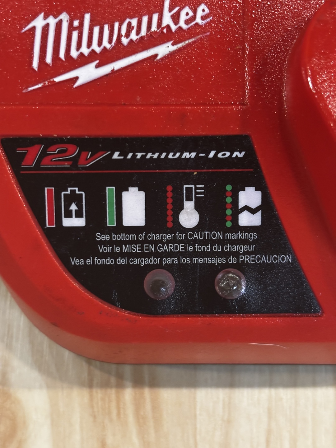 Milwaukee 12V Lithium-Ion Battery Charger - photo 3