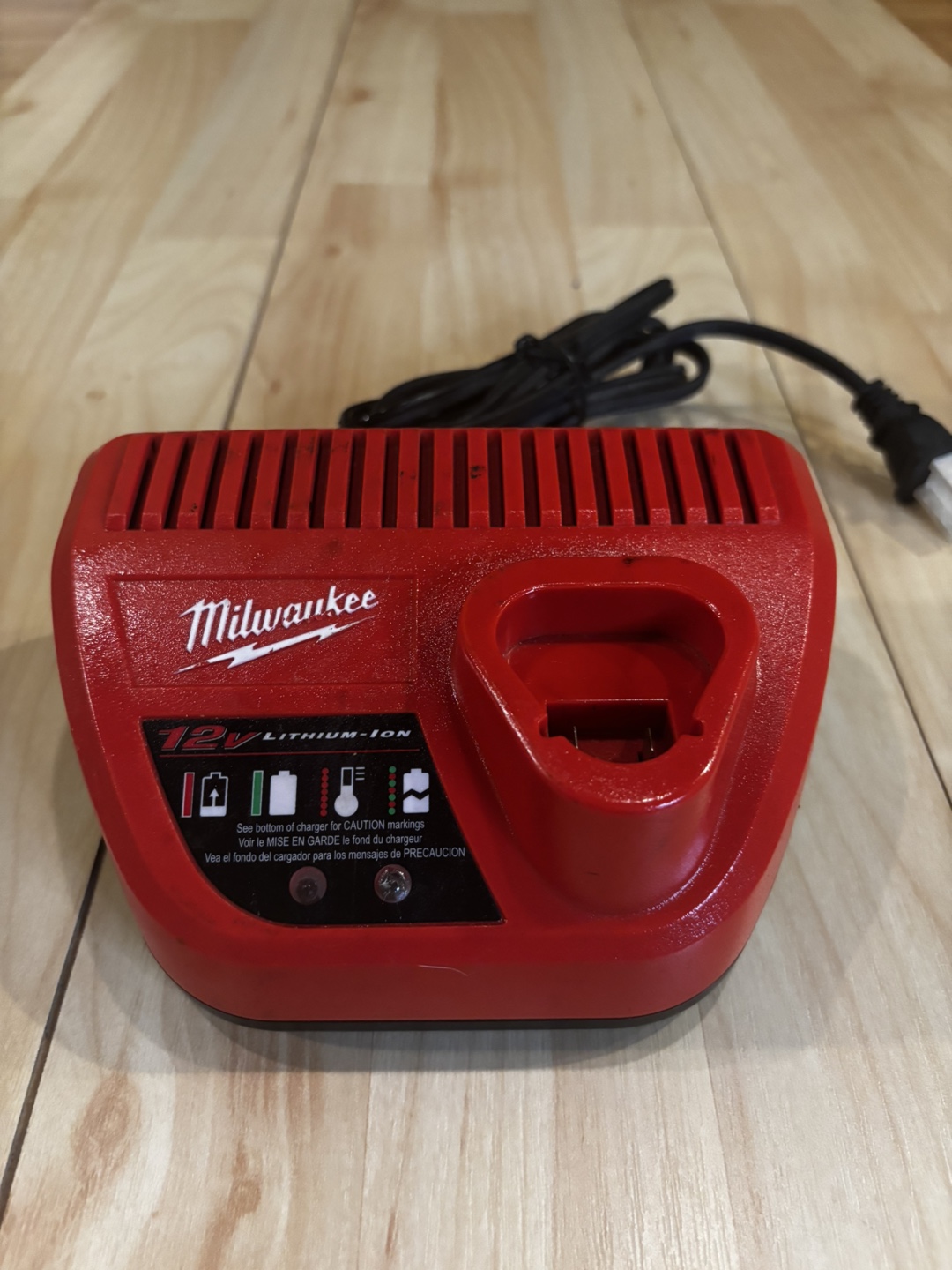 Milwaukee 12V Lithium-Ion Battery Charger - photo 2