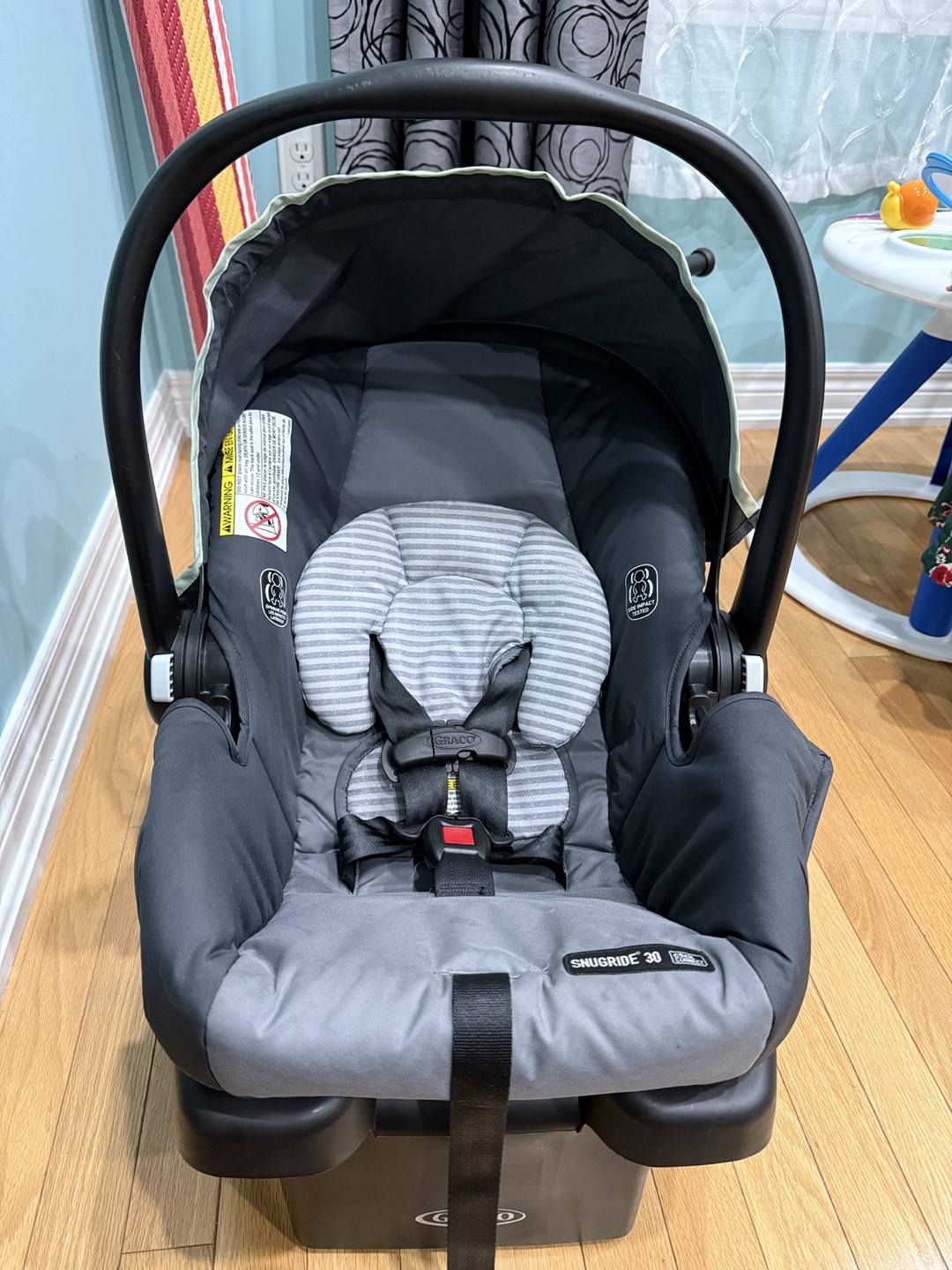 Graco SnugRide SnugFit 30 Infant Car Seat - Barely Used! - photo 4