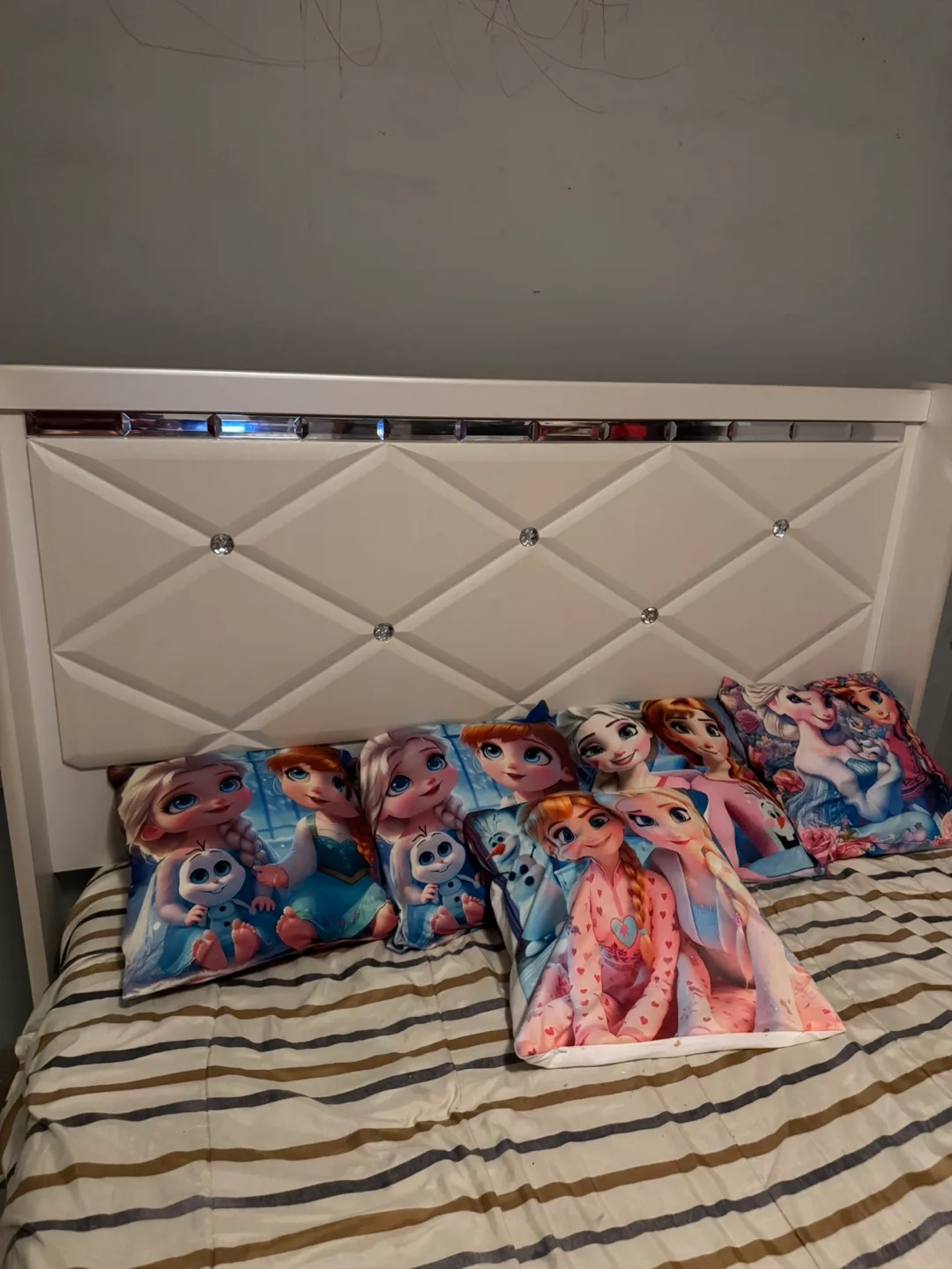 Queen size bed asking 450 or best offer image indicator(2)