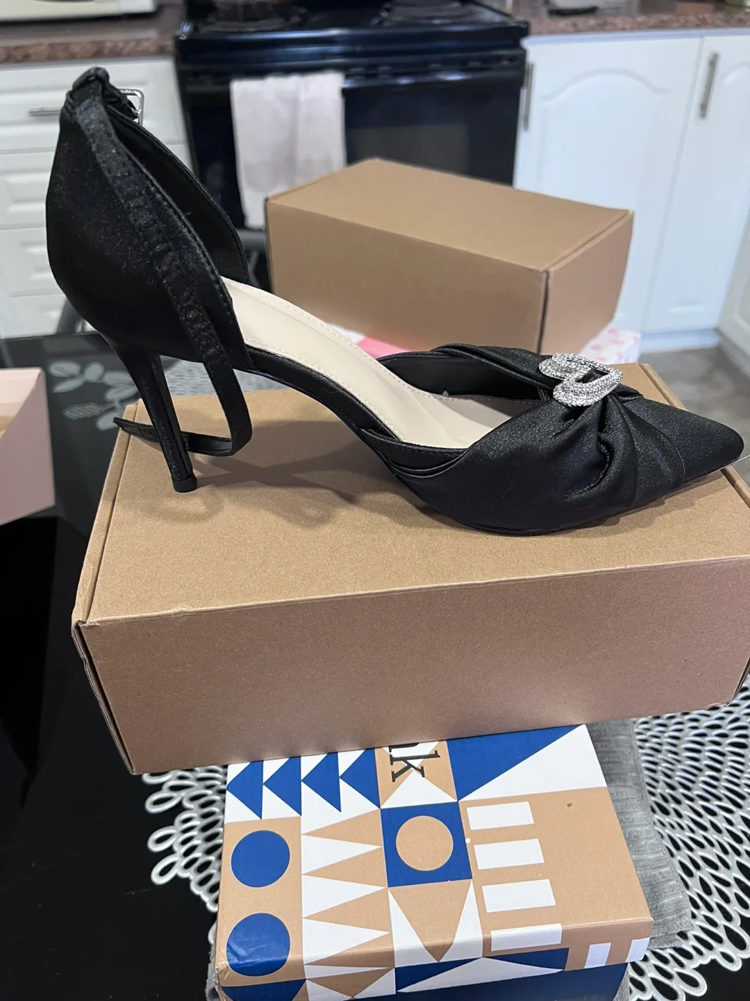 IZRY Black Heels - Size 8 image indicator(3)