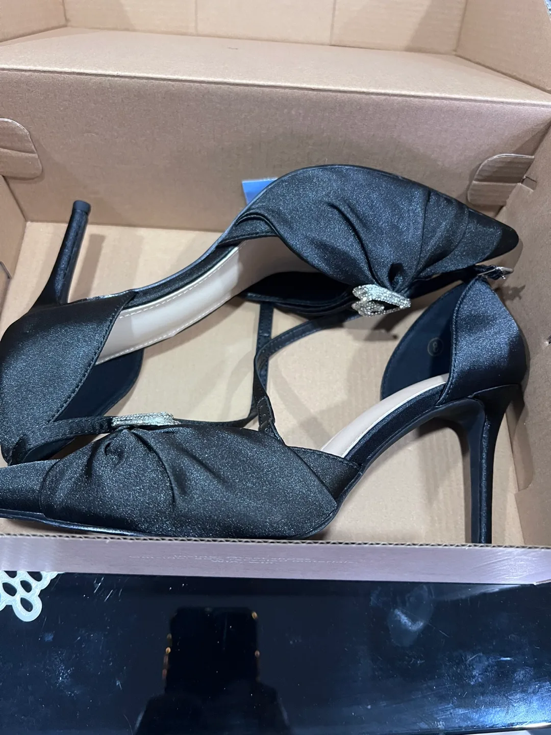 IZRY Black Heels - Size 8 image indicator(8)