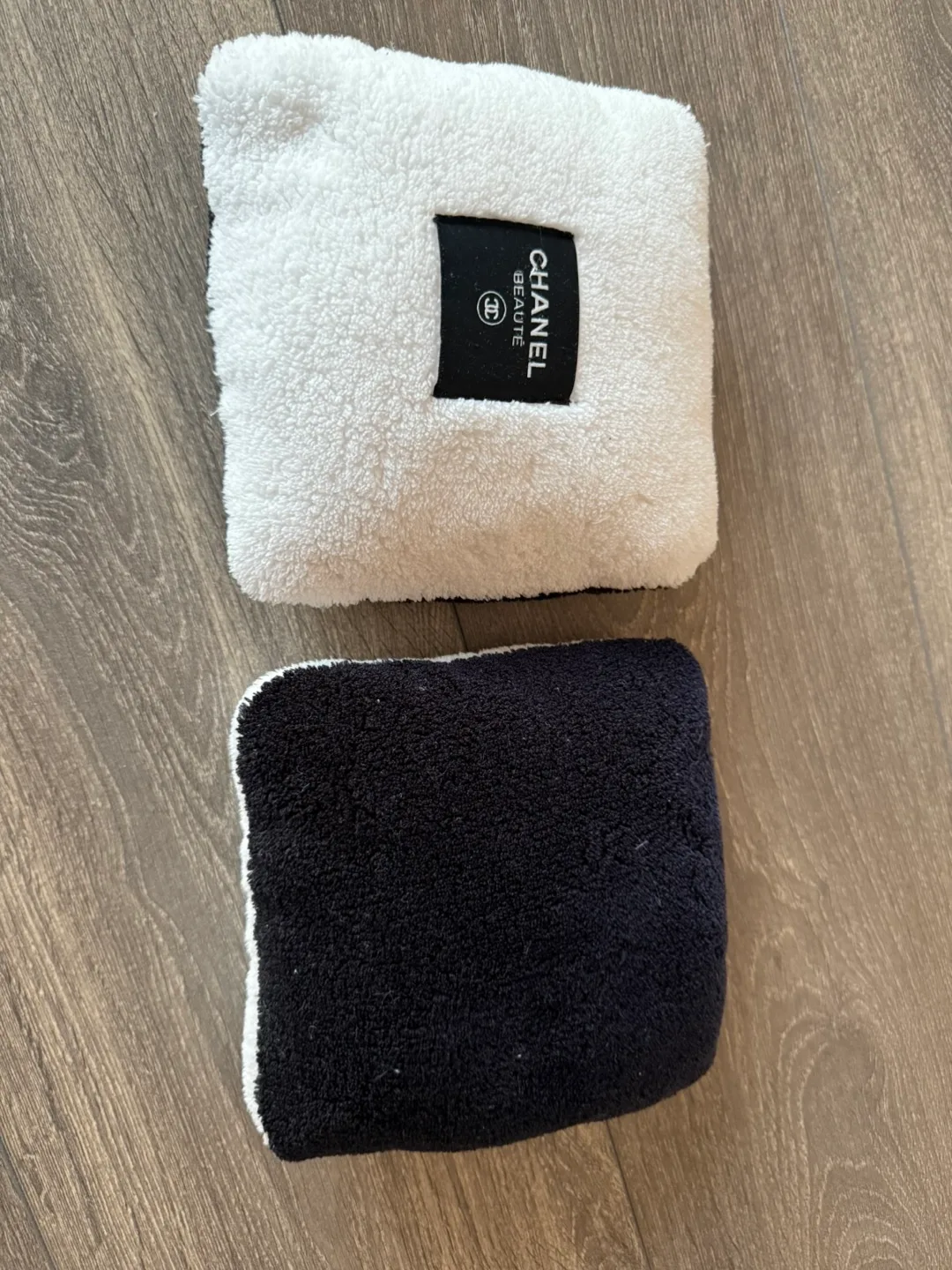 Chanel Beauté mini cushions thumbnail
