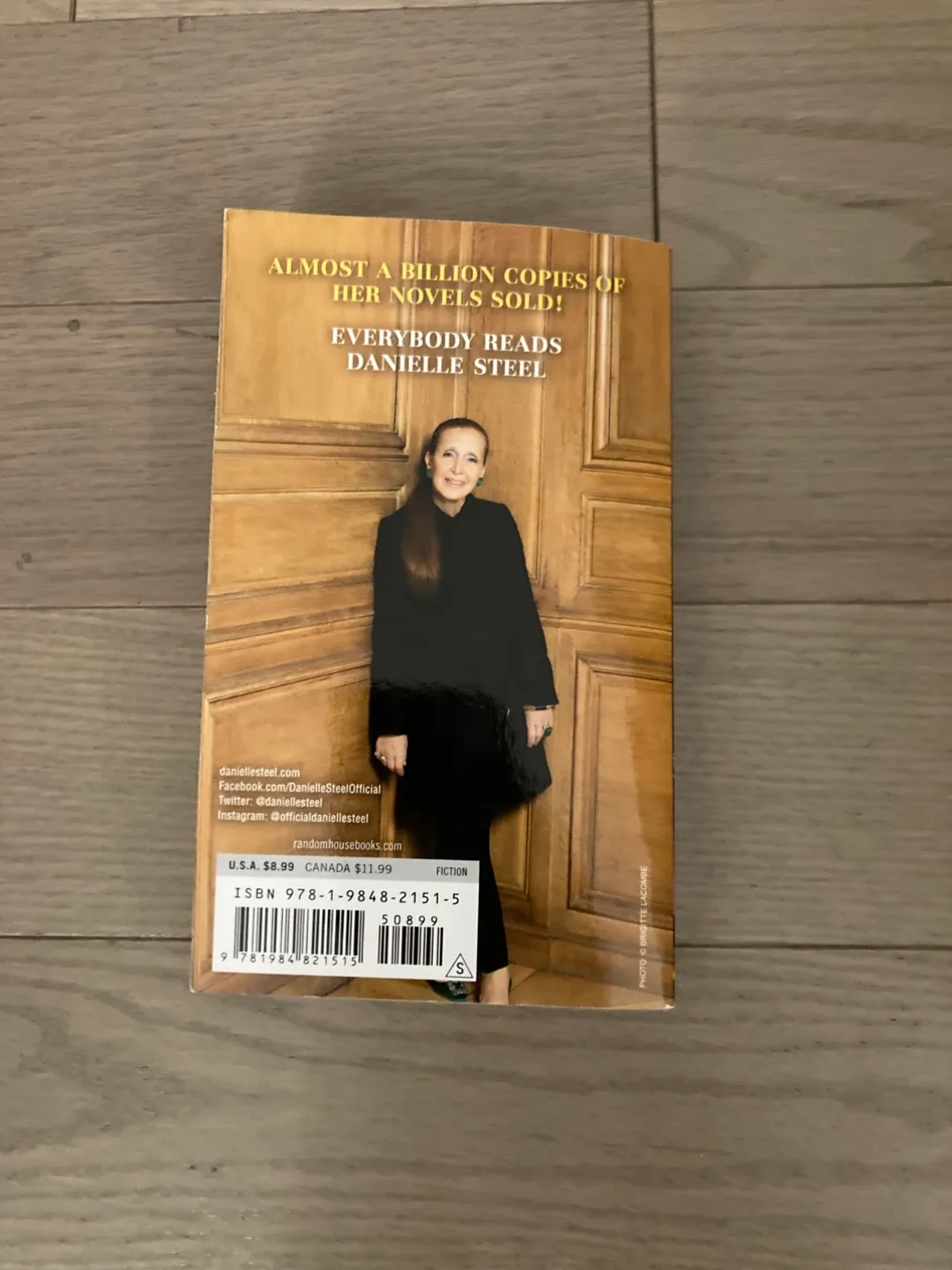 🇨🇦🍁Danielle Steel - Complications Novel image indicator(2)