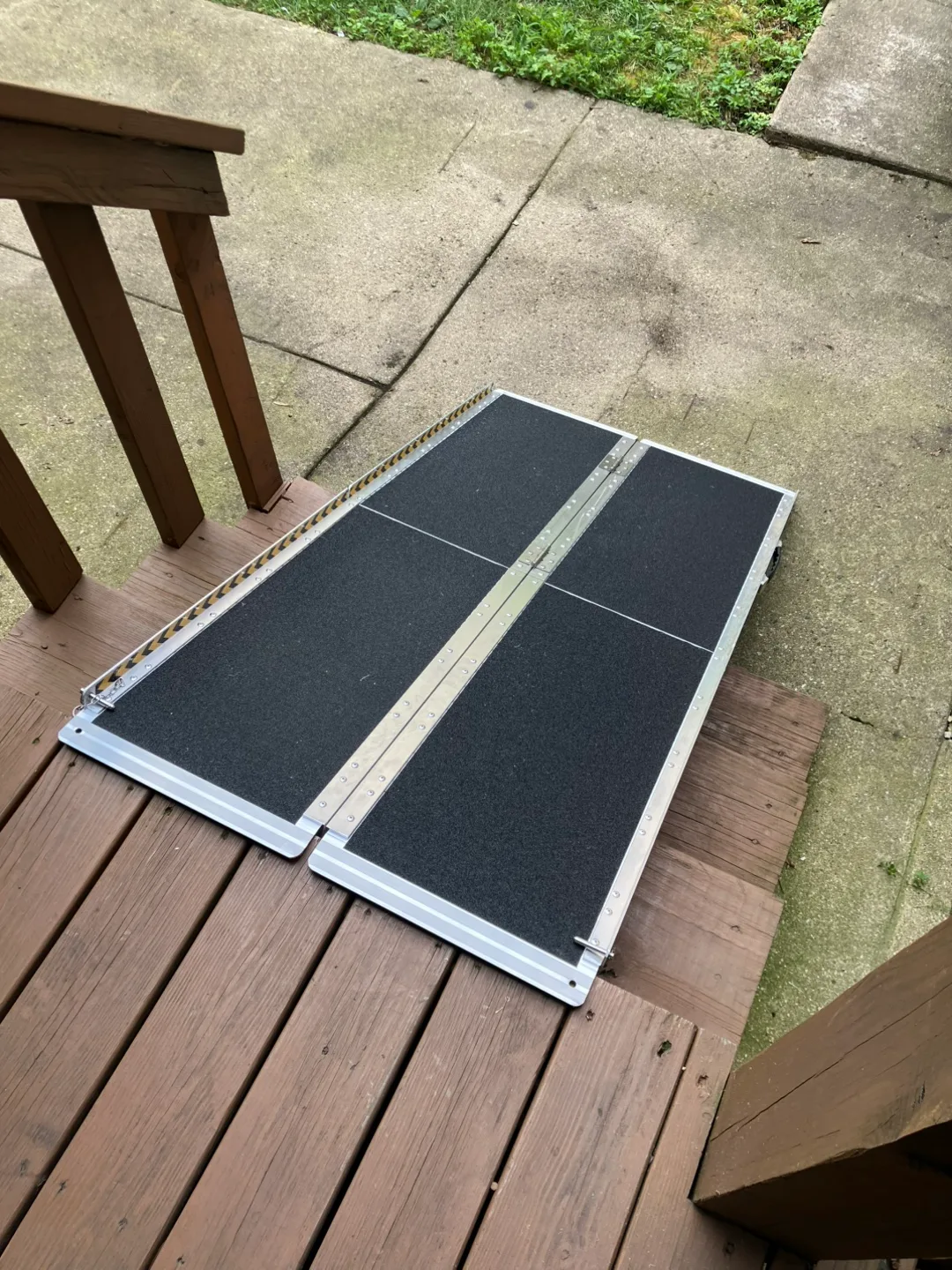 5 Foot Folding Nonslip Wheelchair Ramp - Excellent Condition image indicator(4)
