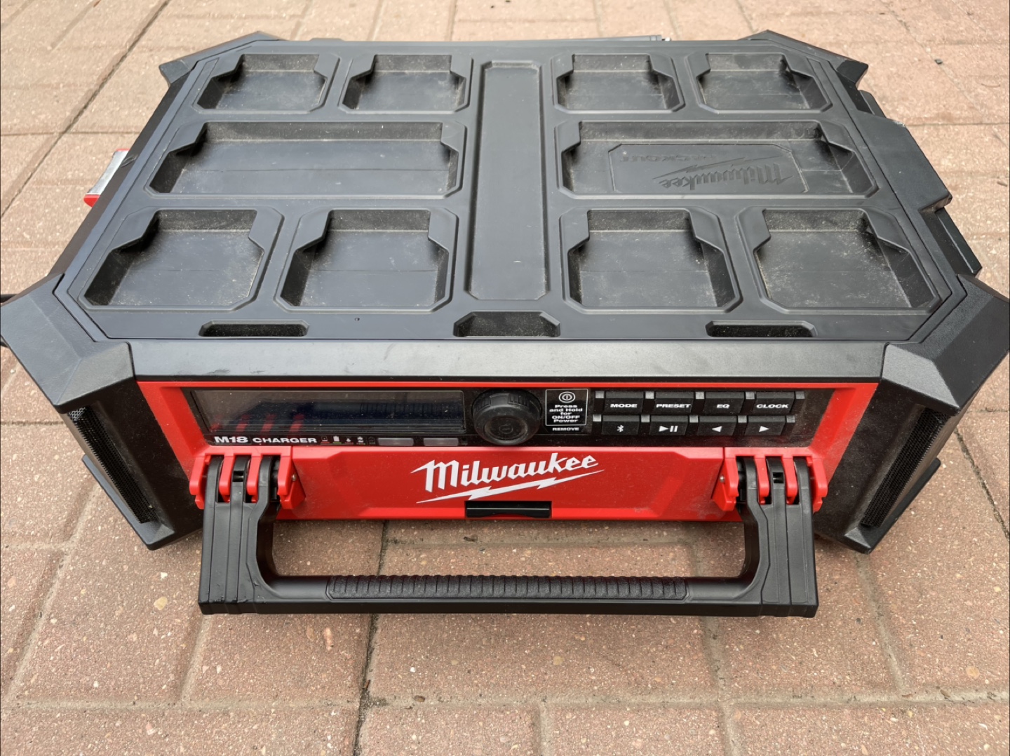 M18 Milwaukee jobsite radio + charger - photo 2