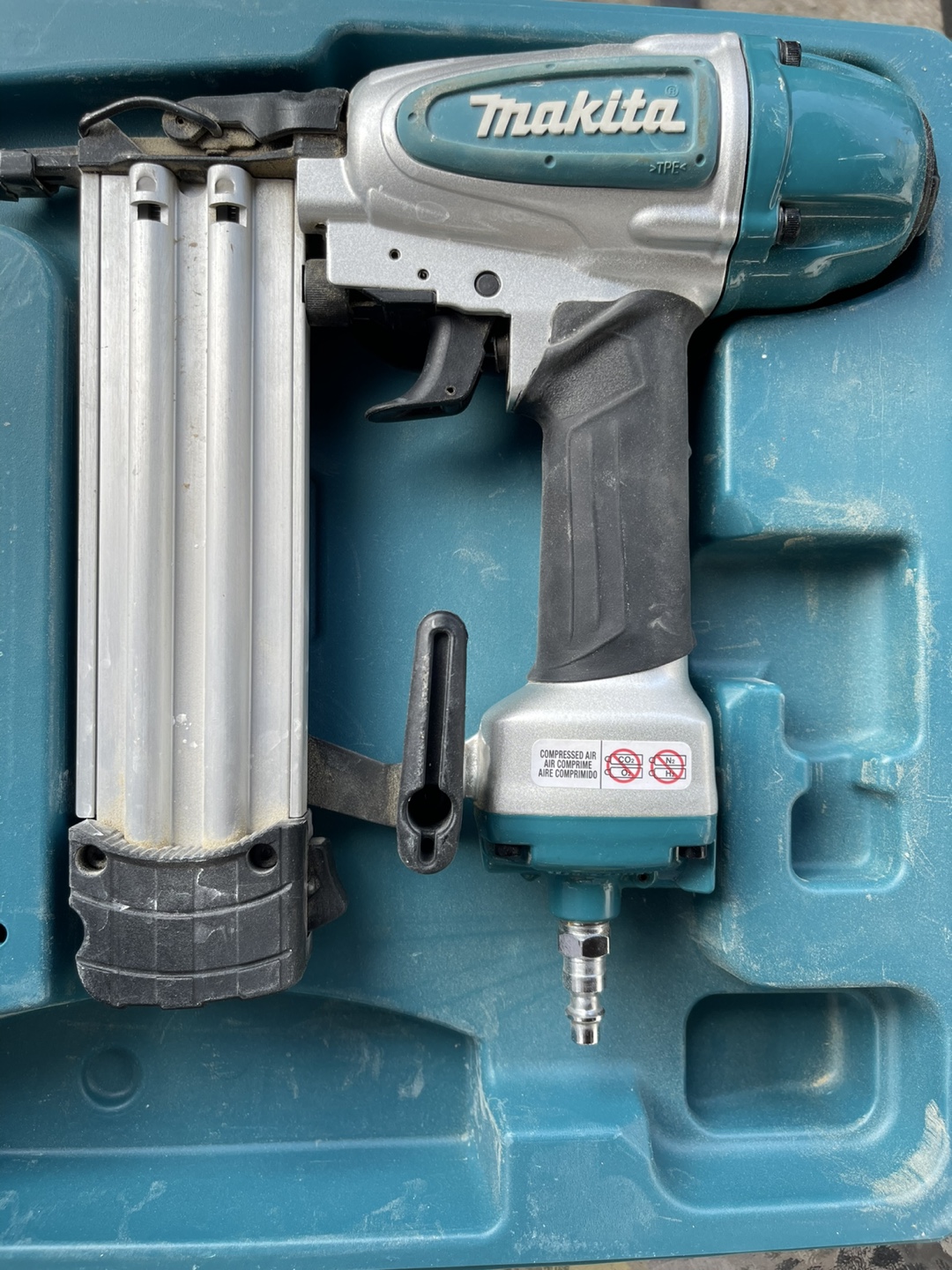 MAKITA Pneumatic 18-gauge nailer