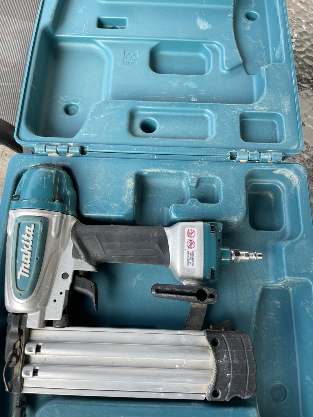 MAKITA Pneumatic 18-gauge nailer - photo 2