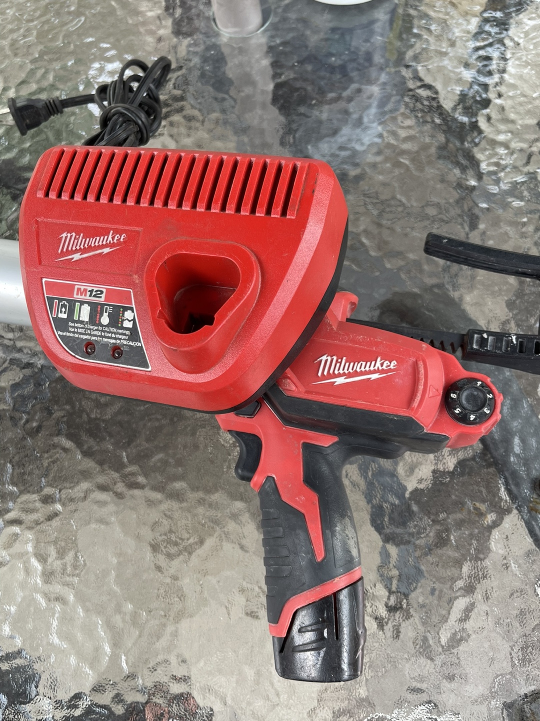 M12 12V Cordless Barrel Caulk Gun Kit w/ battery & charger - photo 2