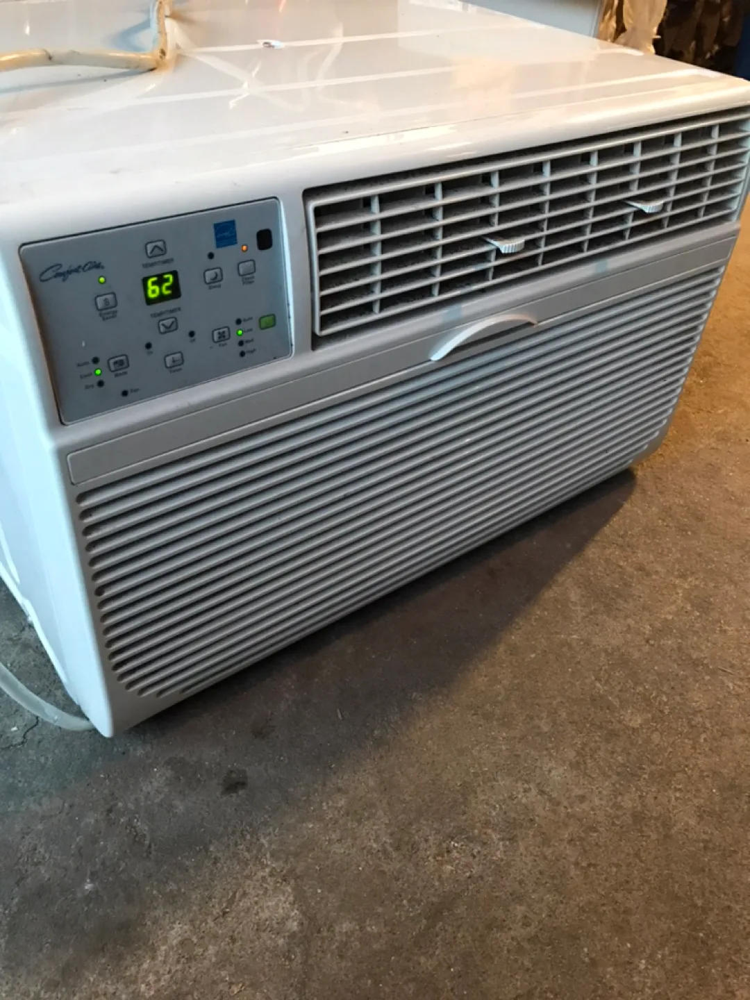 LIKE NEW Window Air Conditioner 10000 btu thumbnail