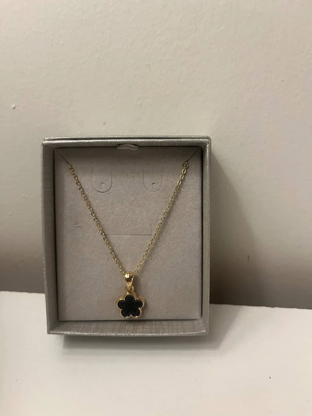 Gold Flower Pendant Necklace thumbnail