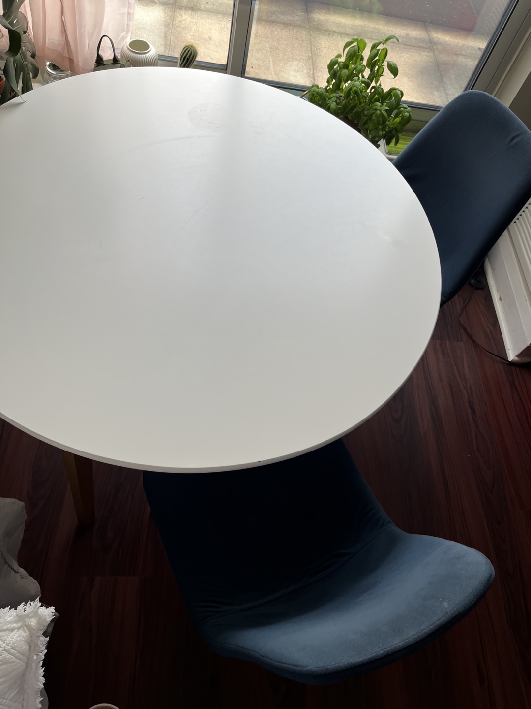 White Round Dining Table with 2 Chairs - photo 4
