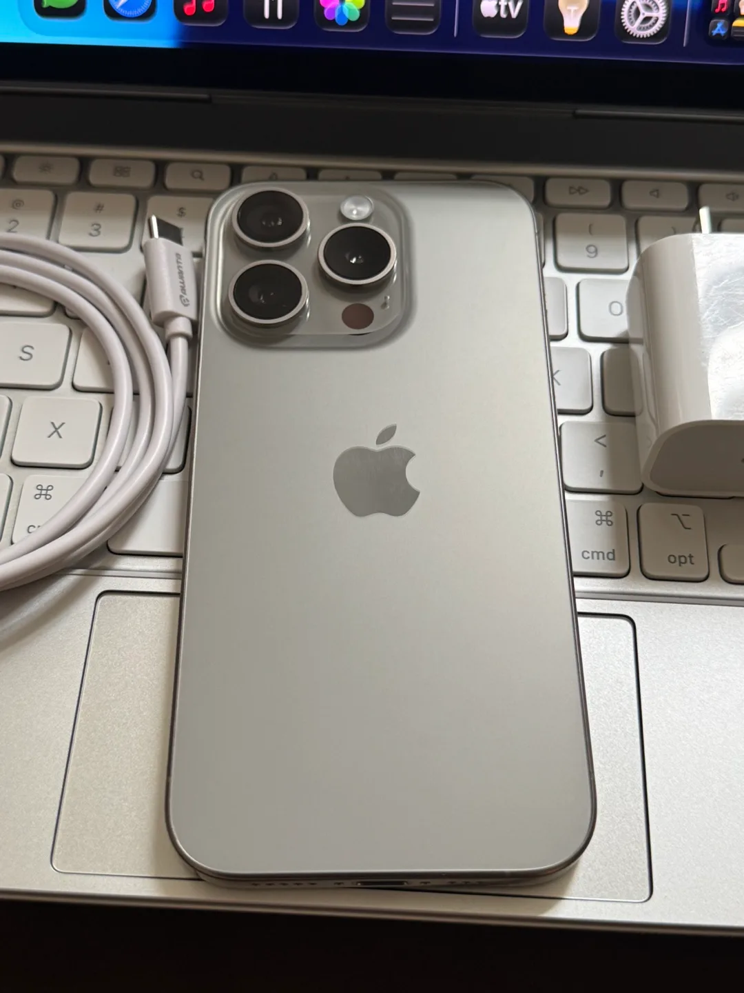 Apple iPhone 15 Pro / Natural titanium / Unlocked / 128 GB thumbnail