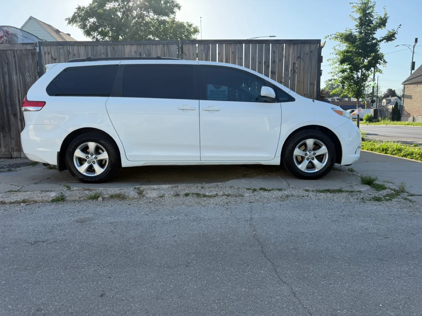 Toyota Sienna Minivan - White 2011 thumbnail