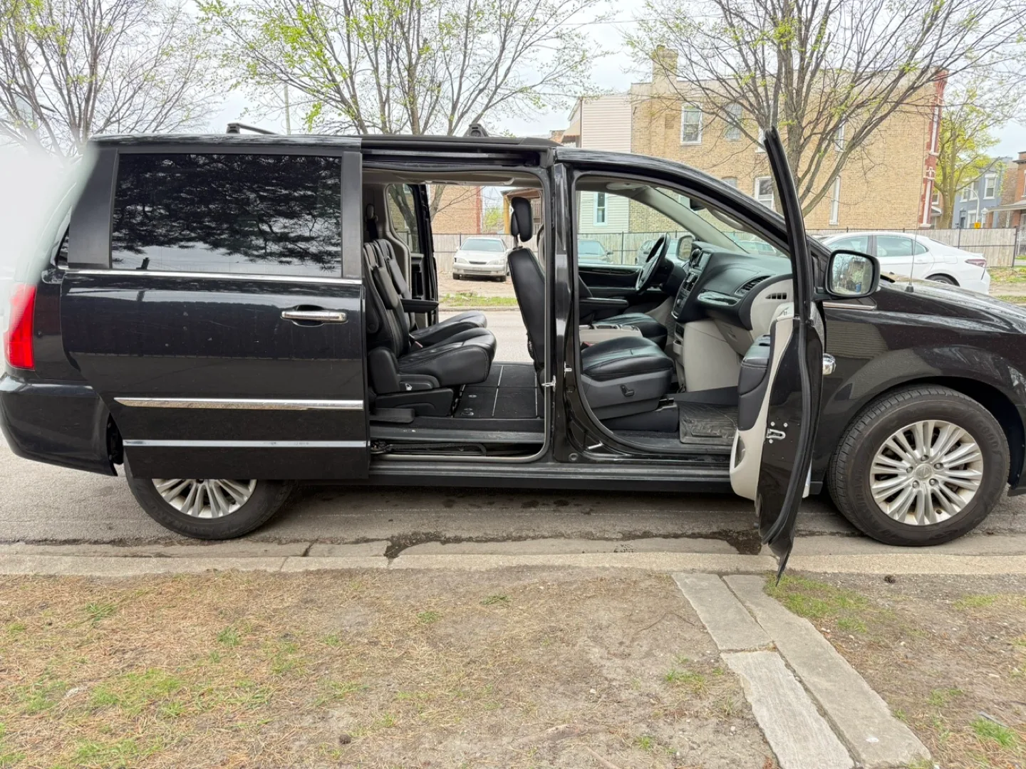 Used Chrysler Town & Country Minivan 2016 thumbnail