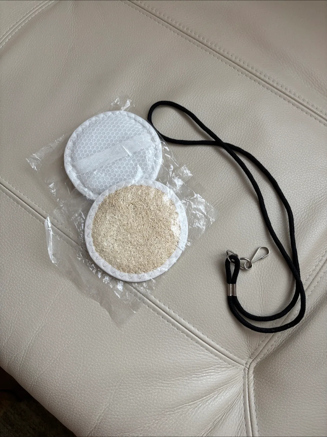 🇨🇦🍁2 small Loofah Exfoliating Pads and lanyard thumbnail