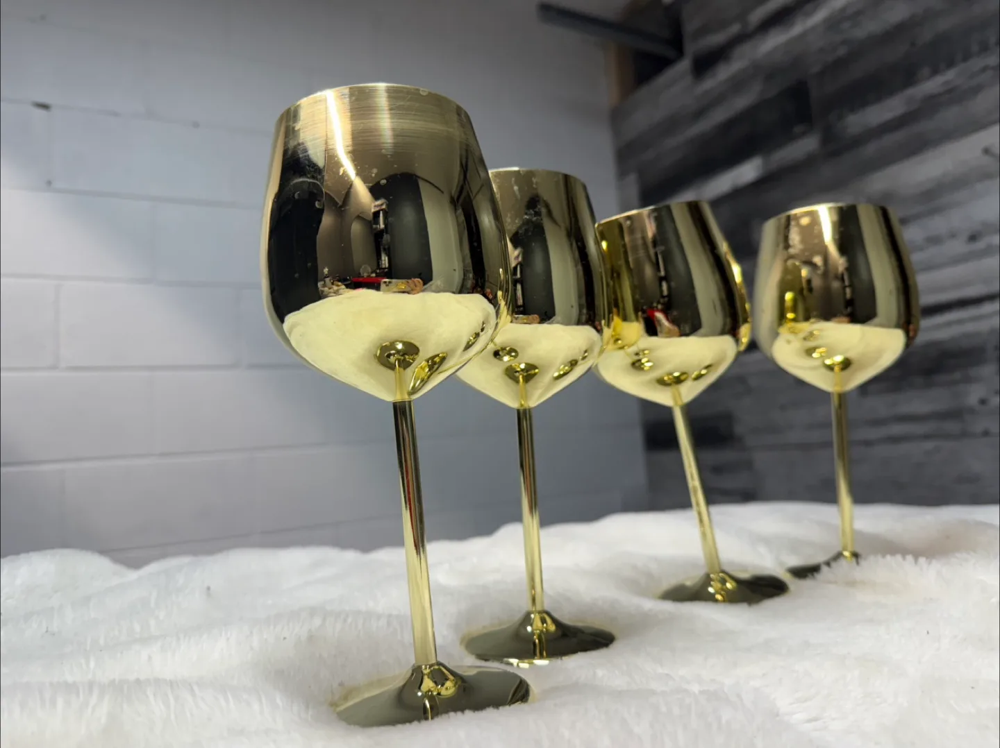 Set of 4 Gold Wine Glasses thumbnail