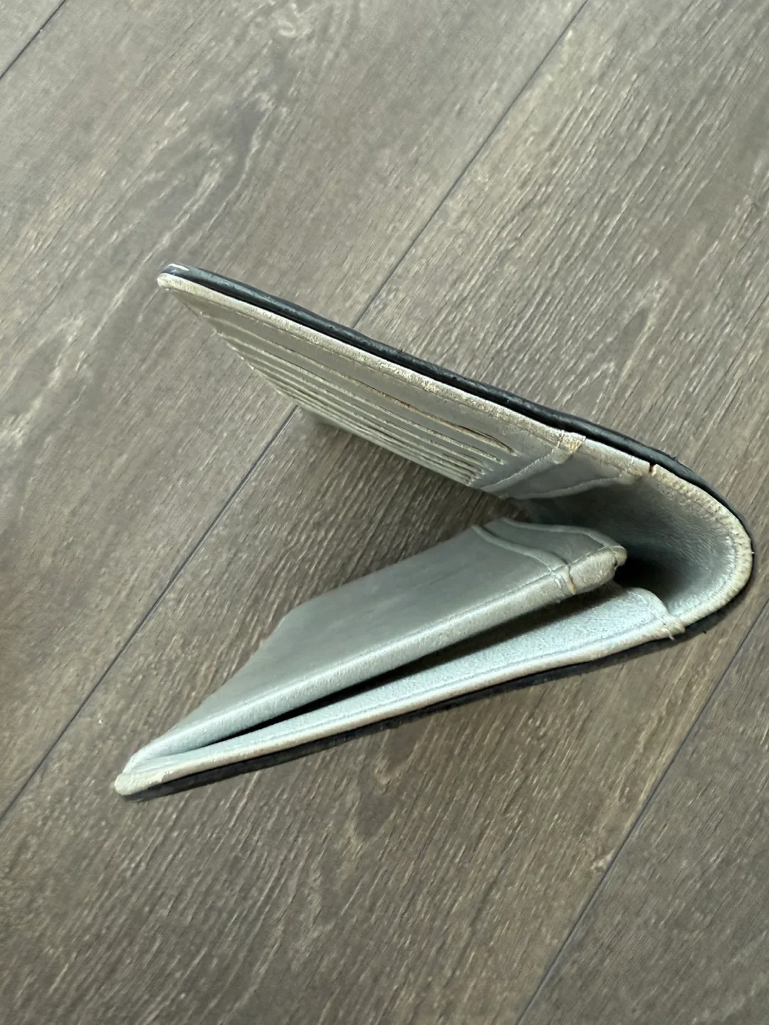 Chanel Camellia Wallet image indicator(4)