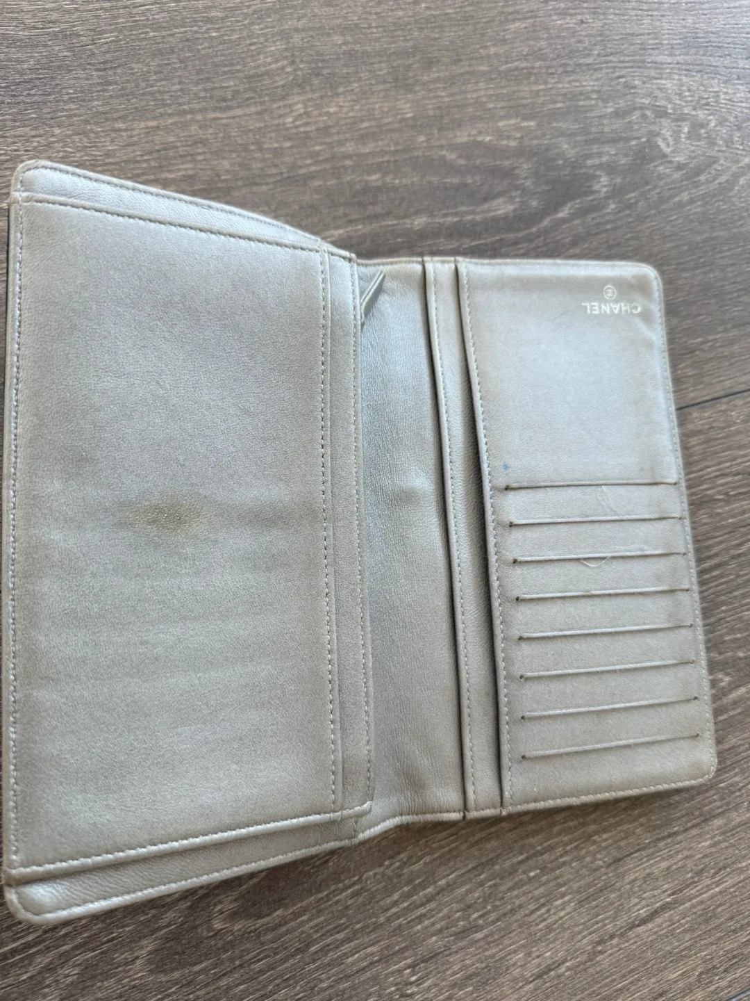 Chanel Camellia Wallet image indicator(2)