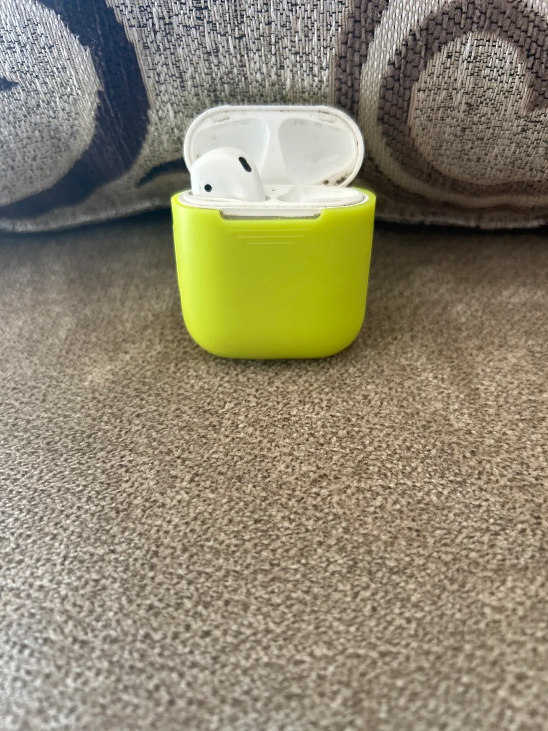 Apple AirPods 2nd generation thumbnail