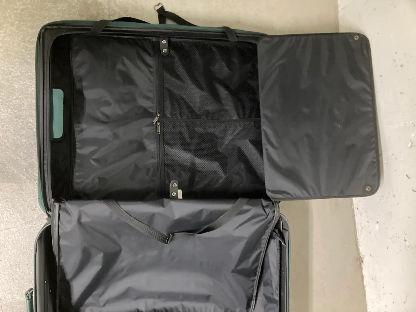 Large Green Suitcase image indicator(4)