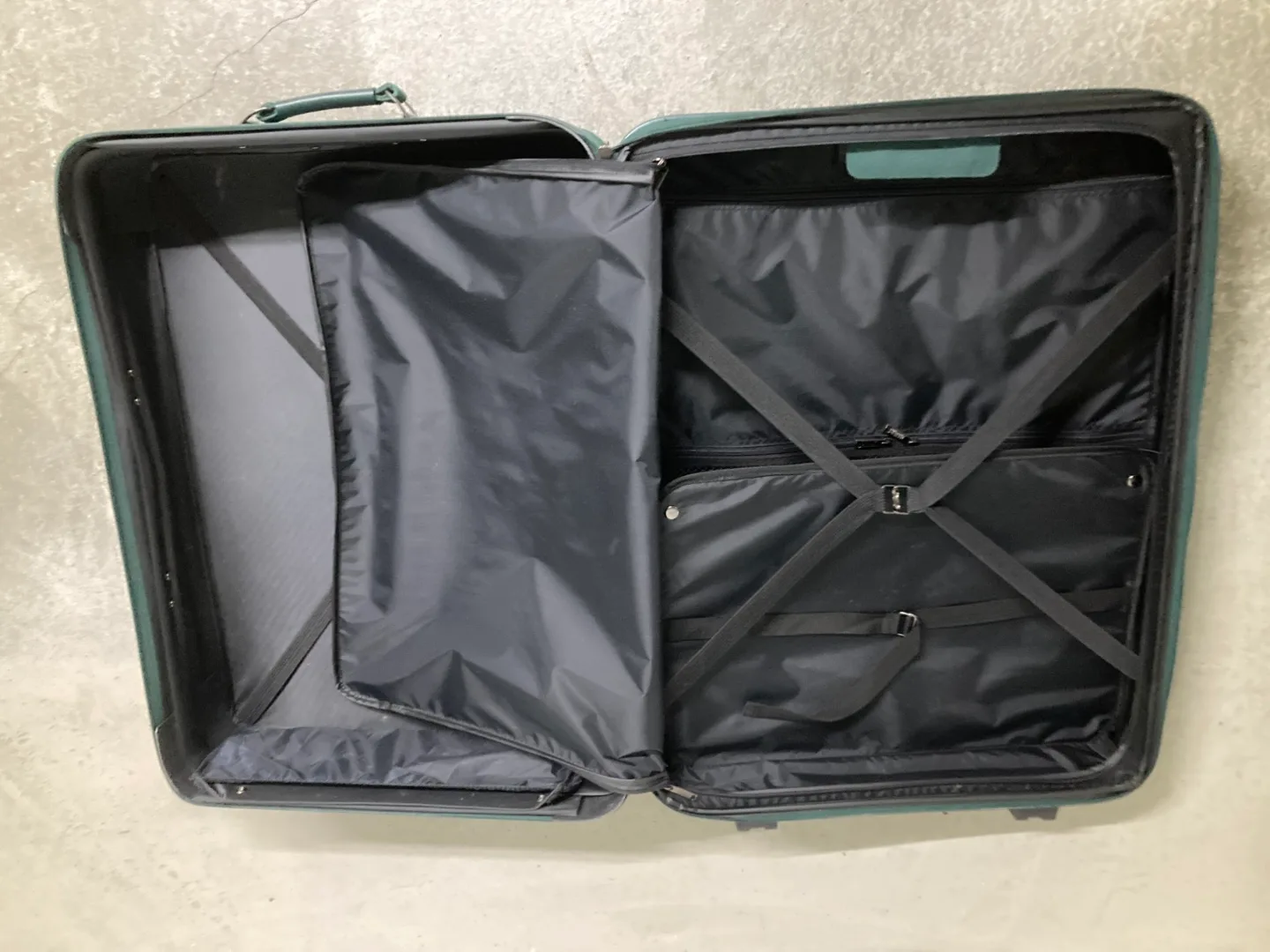 Large Green Suitcase image indicator(3)