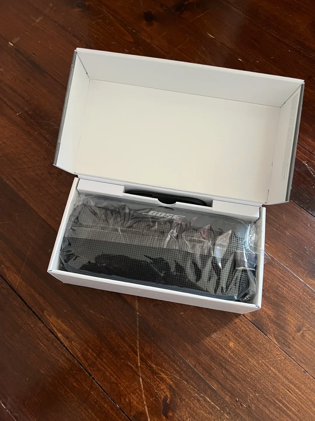 New Bose SoundLink Flex Bluetooth Speaker image indicator(3)