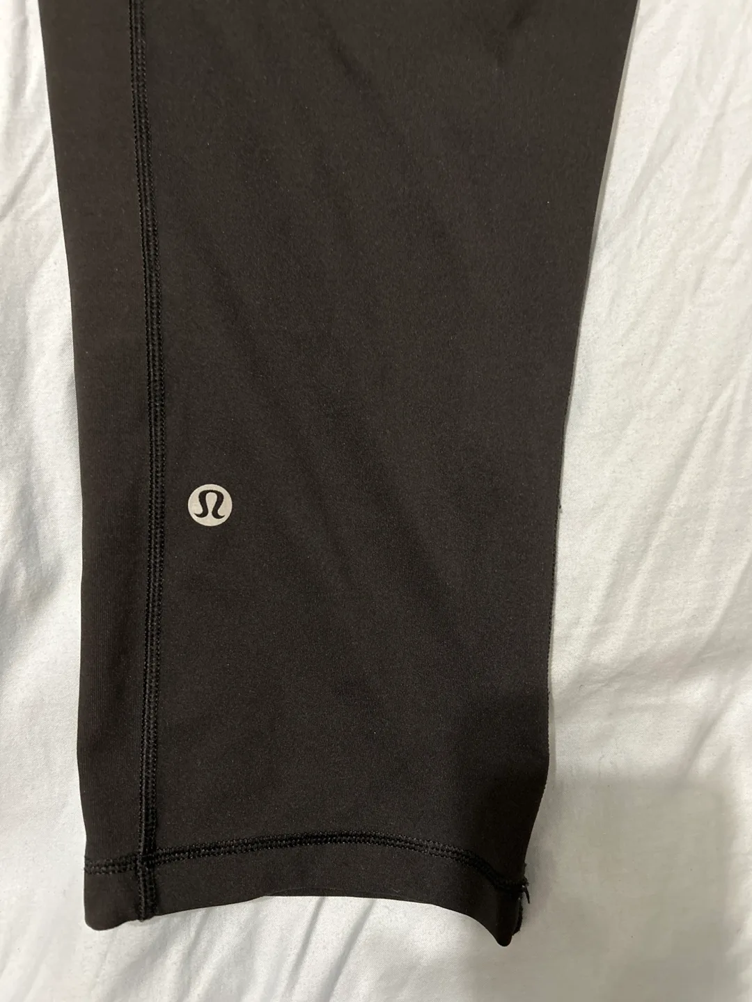Lululemon Black Capri Leggings W Pockets - Size 12 image indicator(3)