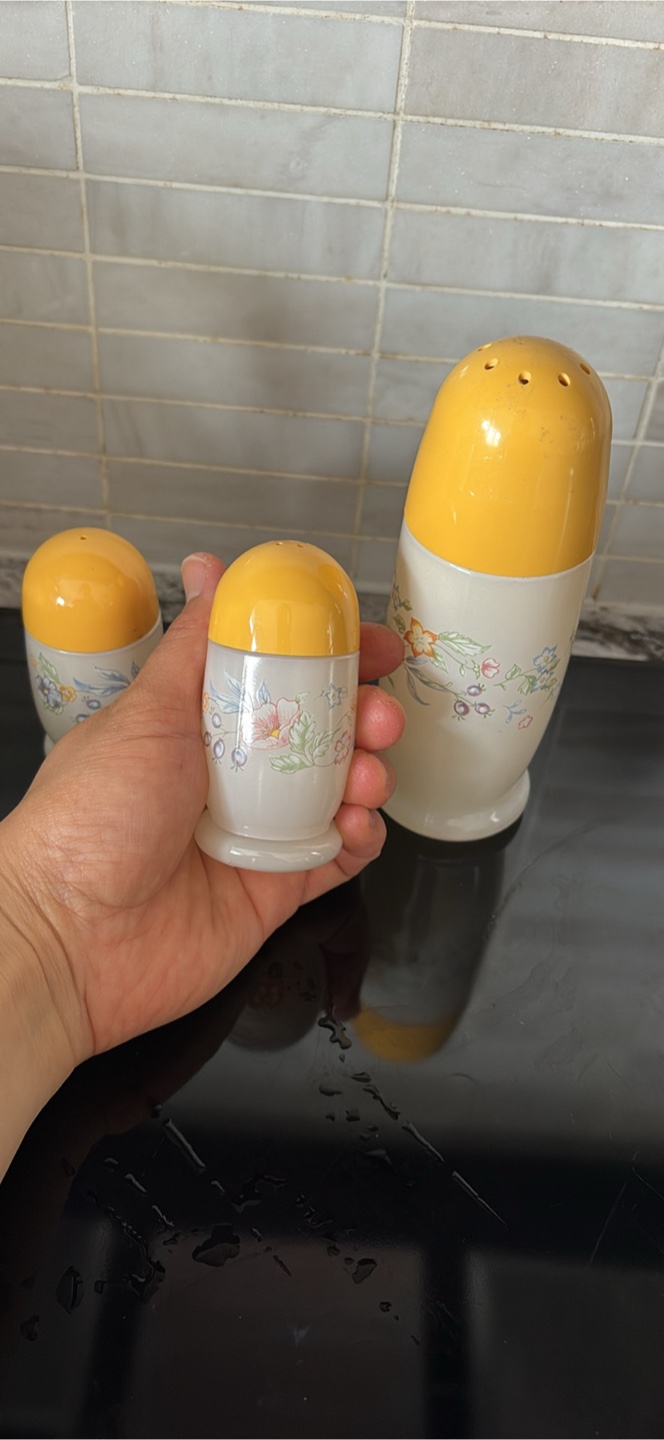 Vintage Floral Salt and Pepper Shaker Set - photo 3