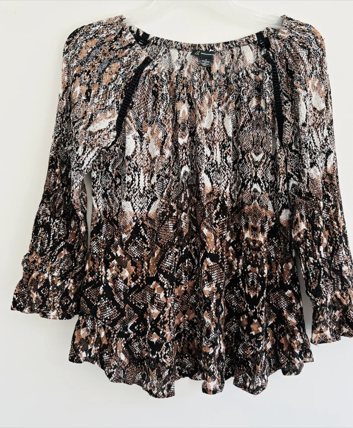 Beautiful Snakeskin Print Blouse! Size S/M thumbnail