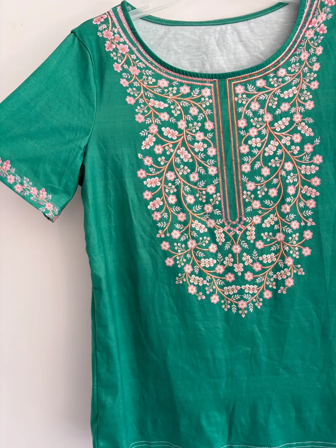 Beautiful Green Floral Print Top! Size M thumbnail