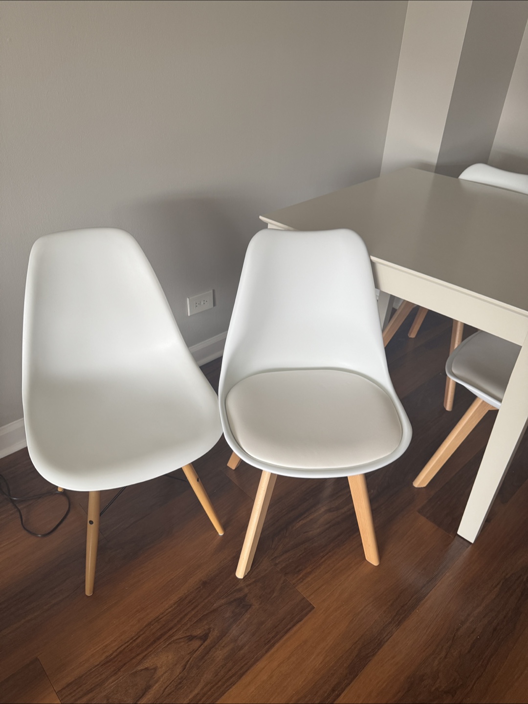 Dining Table with 4 White Chairs - photo 2