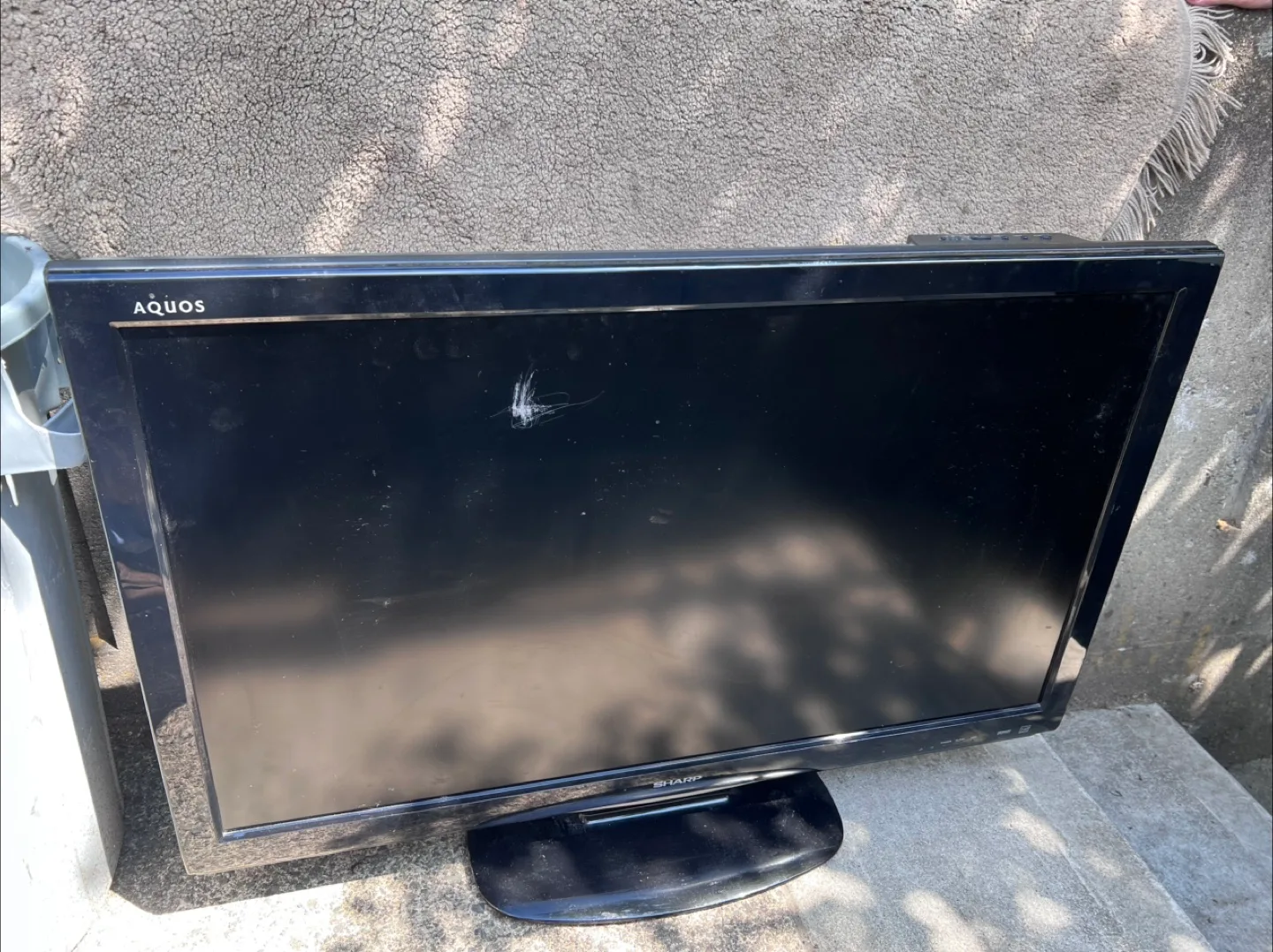 Sharp Aquos TV 35 inch thumbnail