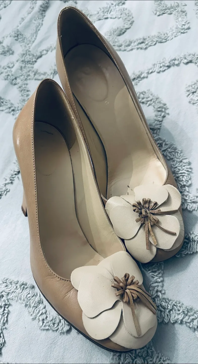 Kate Spade Beige Leather Heels with Floral Detail thumbnail