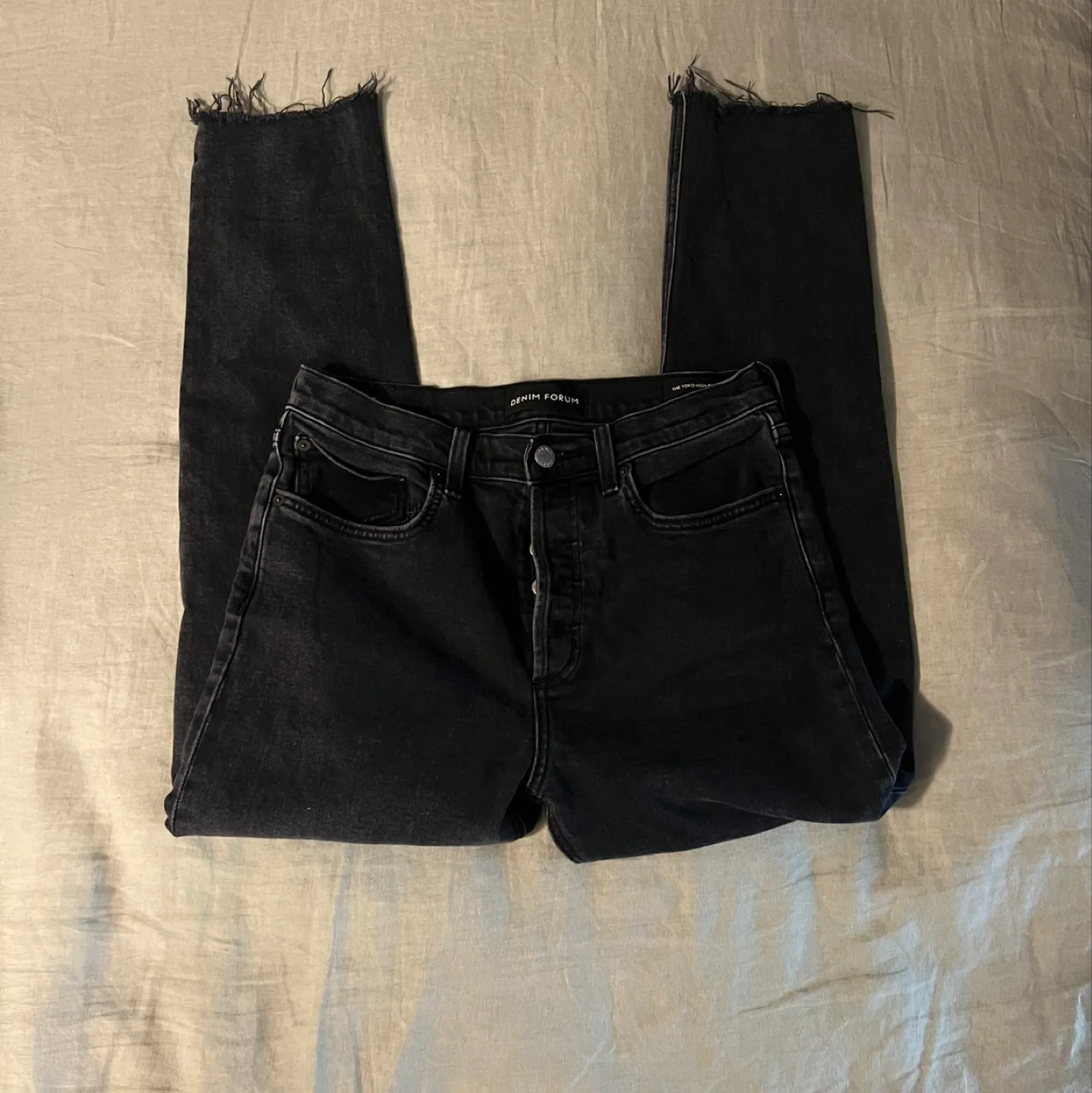 Aritzia denim forum high rise yoko slim jeans / size 28 image indicator(3)