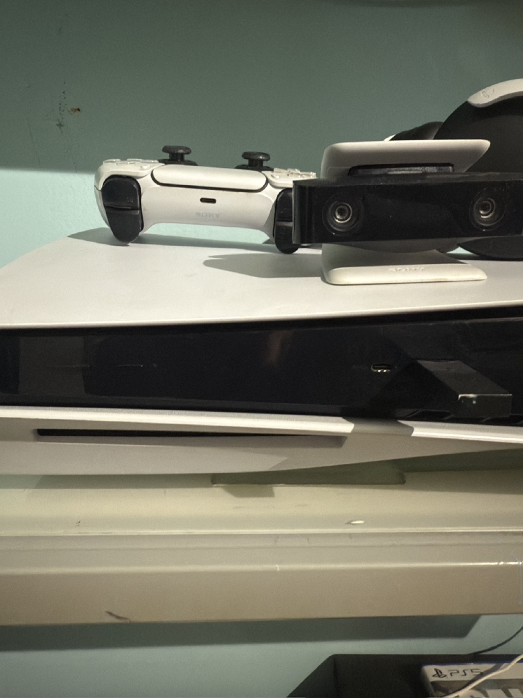 PS5 1T + accessories (headset/camera) - photo 2