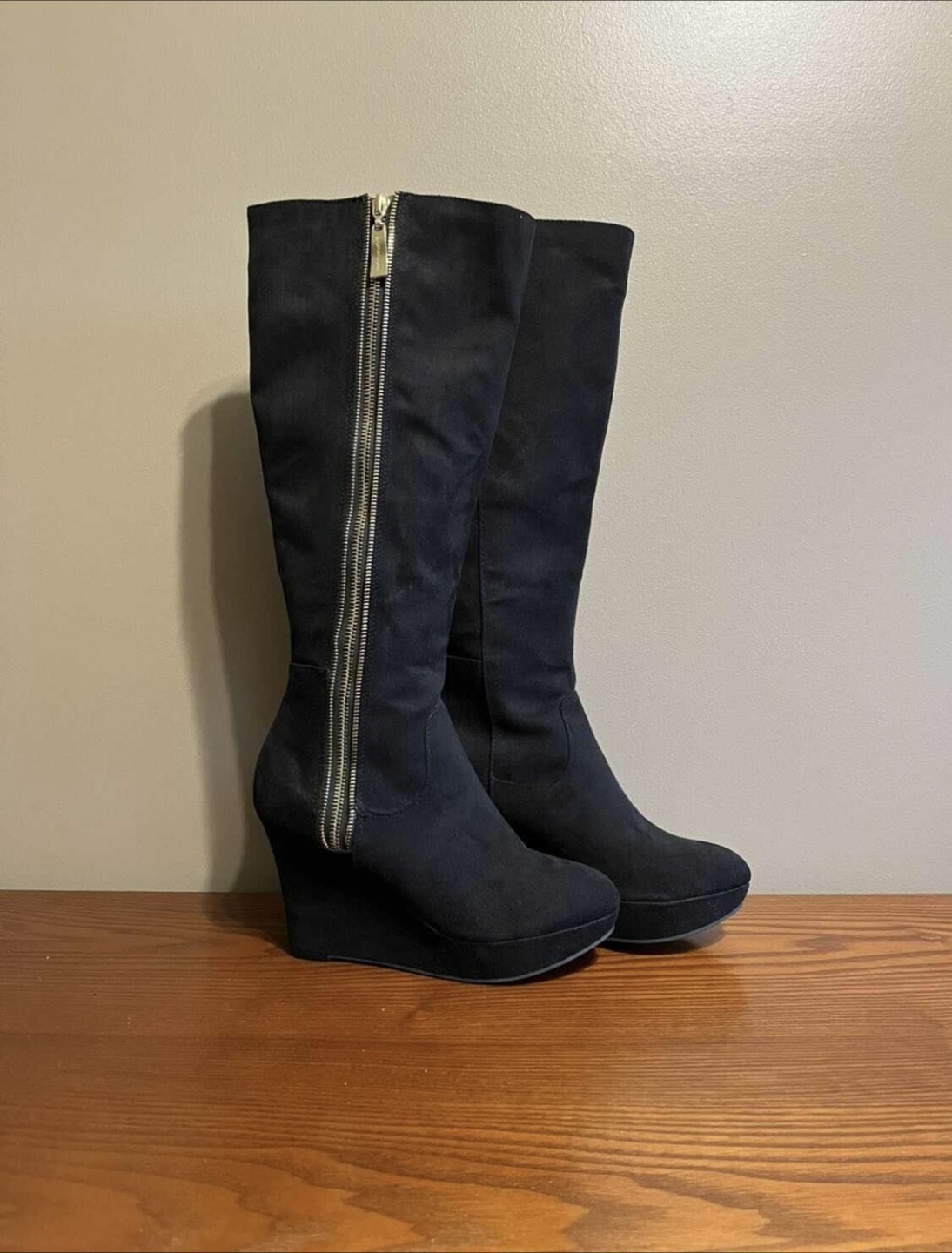 LADIES BLACK FAUX SUEDE ZIPPERED BOOTS (Size 7)